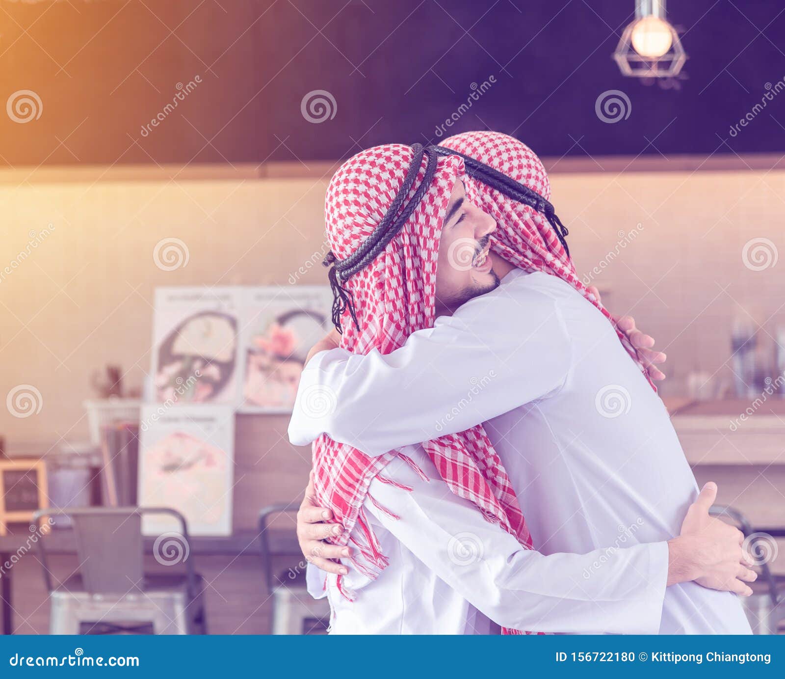 Twee Arabische Mannen Die Samen Zijn, Knuffelen En Glimlachen Als Ze Elkaar Toevallig Ontmoeten in Het & Restaurant Stock Foto - Image of kerel, aziatisch: 156722180