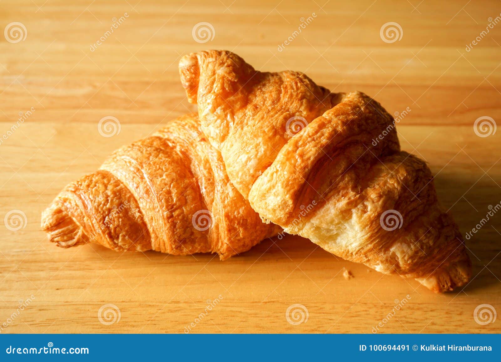 Twee Croissants op Lijstbovenkant. Croissant twee werd geplaatst op Houten Lijst met Close-upschot