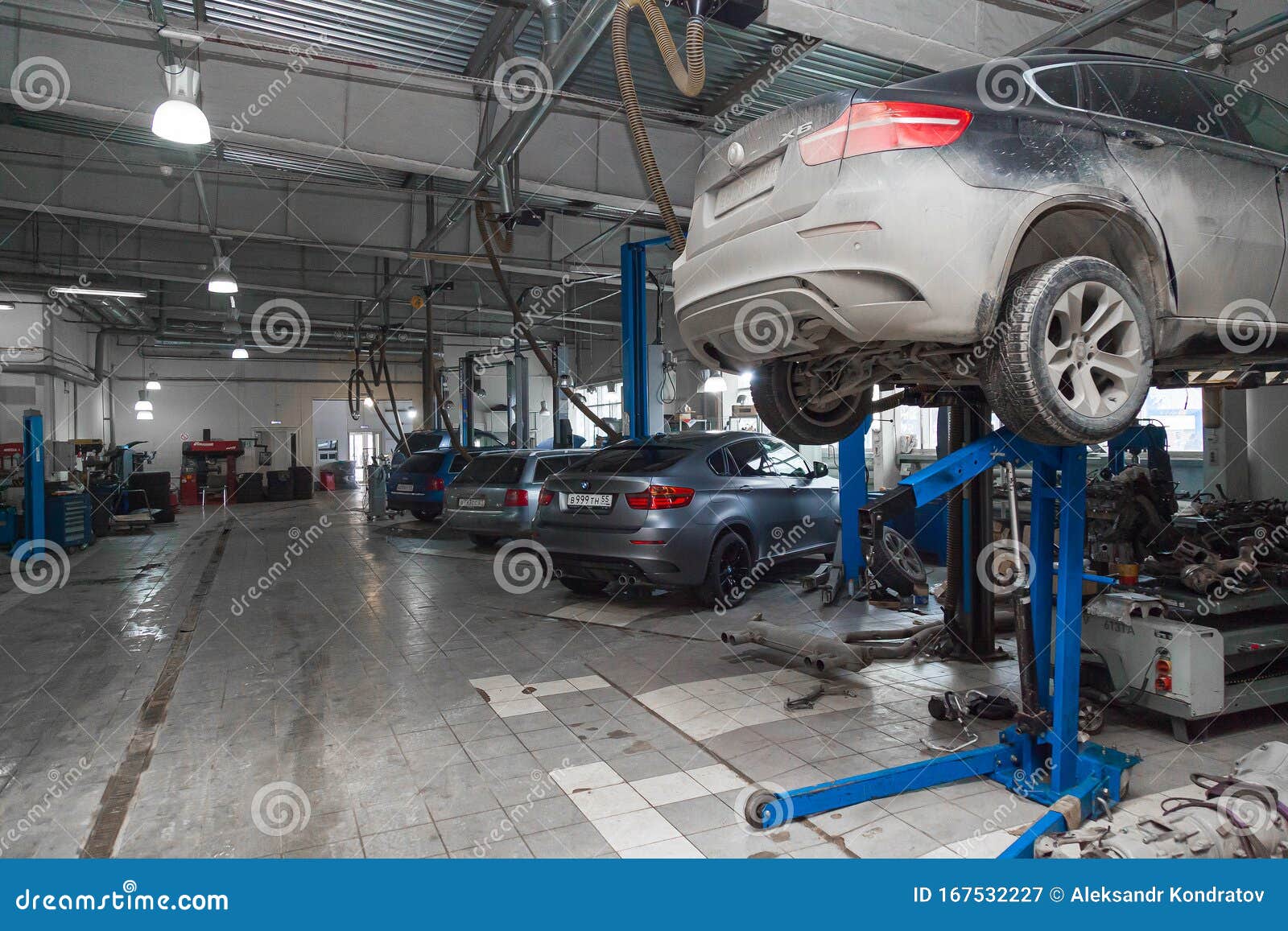 operator Zuidwest Onbeleefd Twee Gebruikte Auto's BMW Met Een Open Kap Op Een Lift Om Het Chassis En De  Motor in Een Reparatiewerkplaats Te Repareren Automat Redactionele  Fotografie - Image of winkel, onderhoud: 167532227