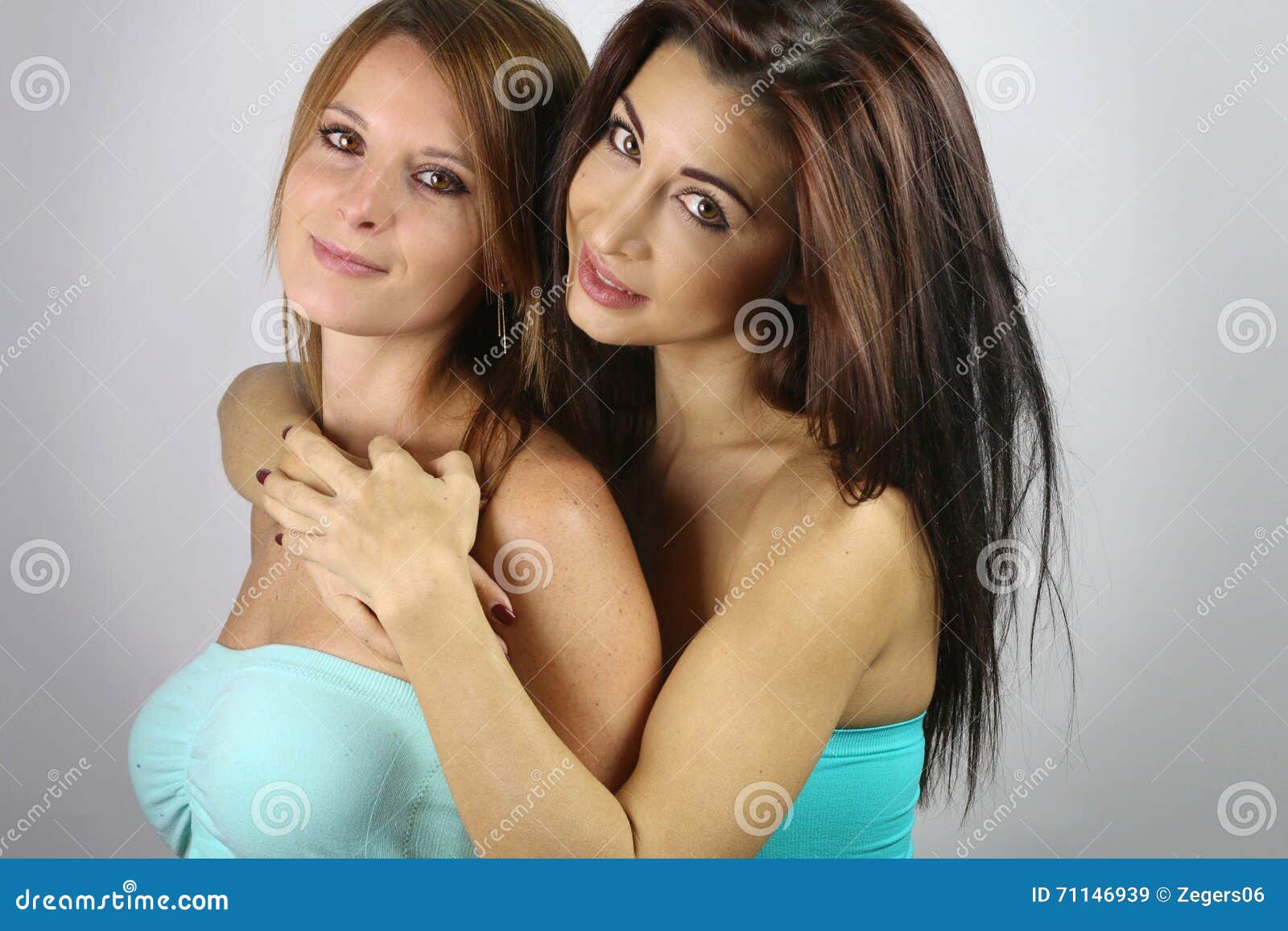 Twee Het Mooie Vrouwen Koesteren Stock Afbeelding - Image of paar, vrouwen:...