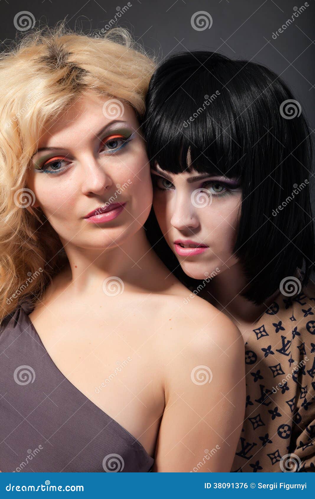 Twee Jonge Aantrekkelijke Lesbiennes Koesteren Stock Foto Image Of Heet Homoseksueel 38091376