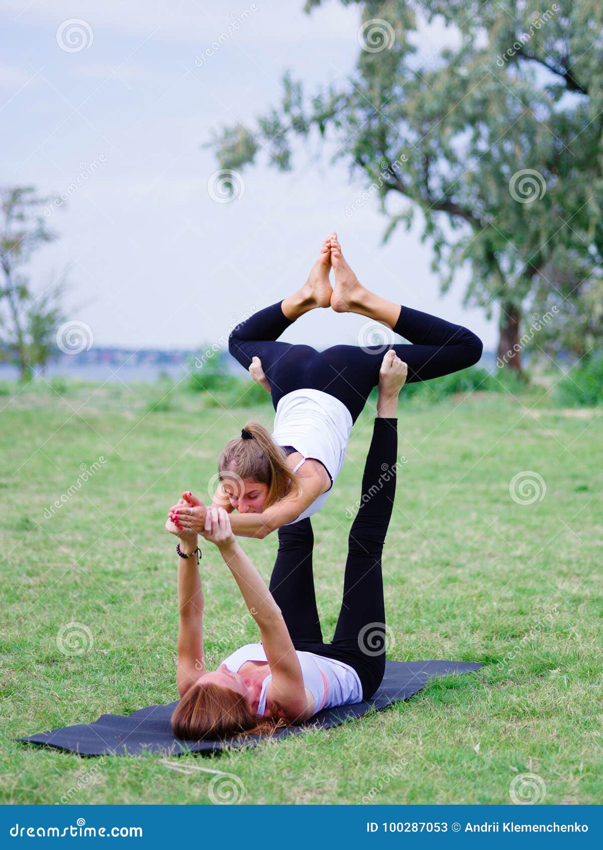 Twee Jonge Gelukkige Mooie Blootvoetse Meisjes Die Yoga in Stadspark ...