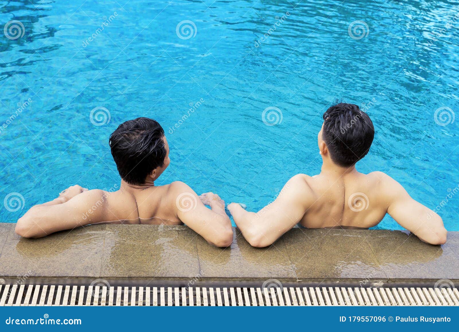 Twee Jonge Mannen Samen Aan Het Zwembad Zitten Te Kletsen Stock Foto - Image of geluk: 179557096