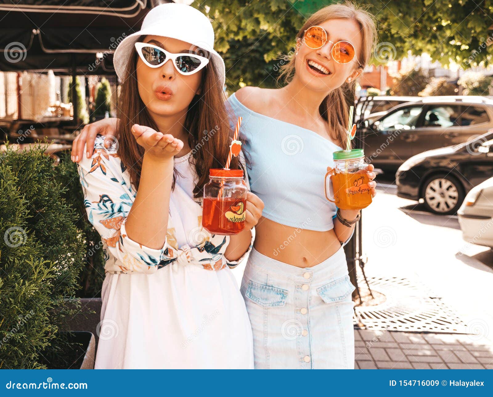 Twee Jonge Mooie Glimlachende Hipster Meisjes in in De Zomerkleren ...