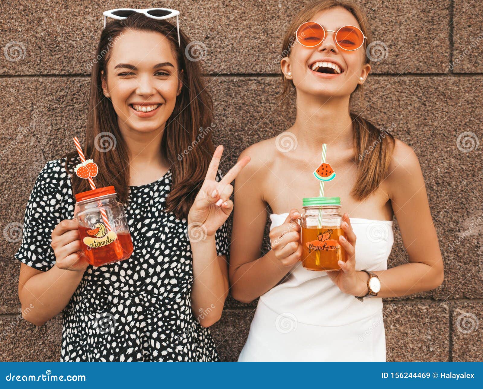 Twee Jonge Mooie Glimlachende Hipster Meisjes in in De Zomerkleren ...