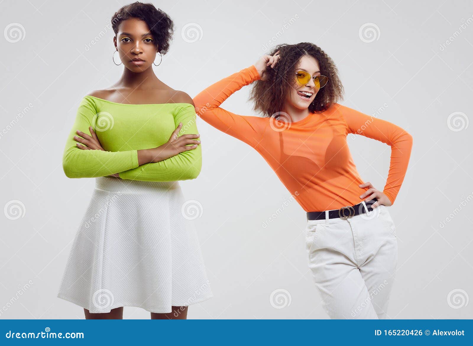 Soeverein Rondlopen Apt Twee Jonge Mooie Hipstermeisjes in Kleurrijke Zomerkleren Stock Foto -  Image of aantrekkingskracht, emoties: 165220426