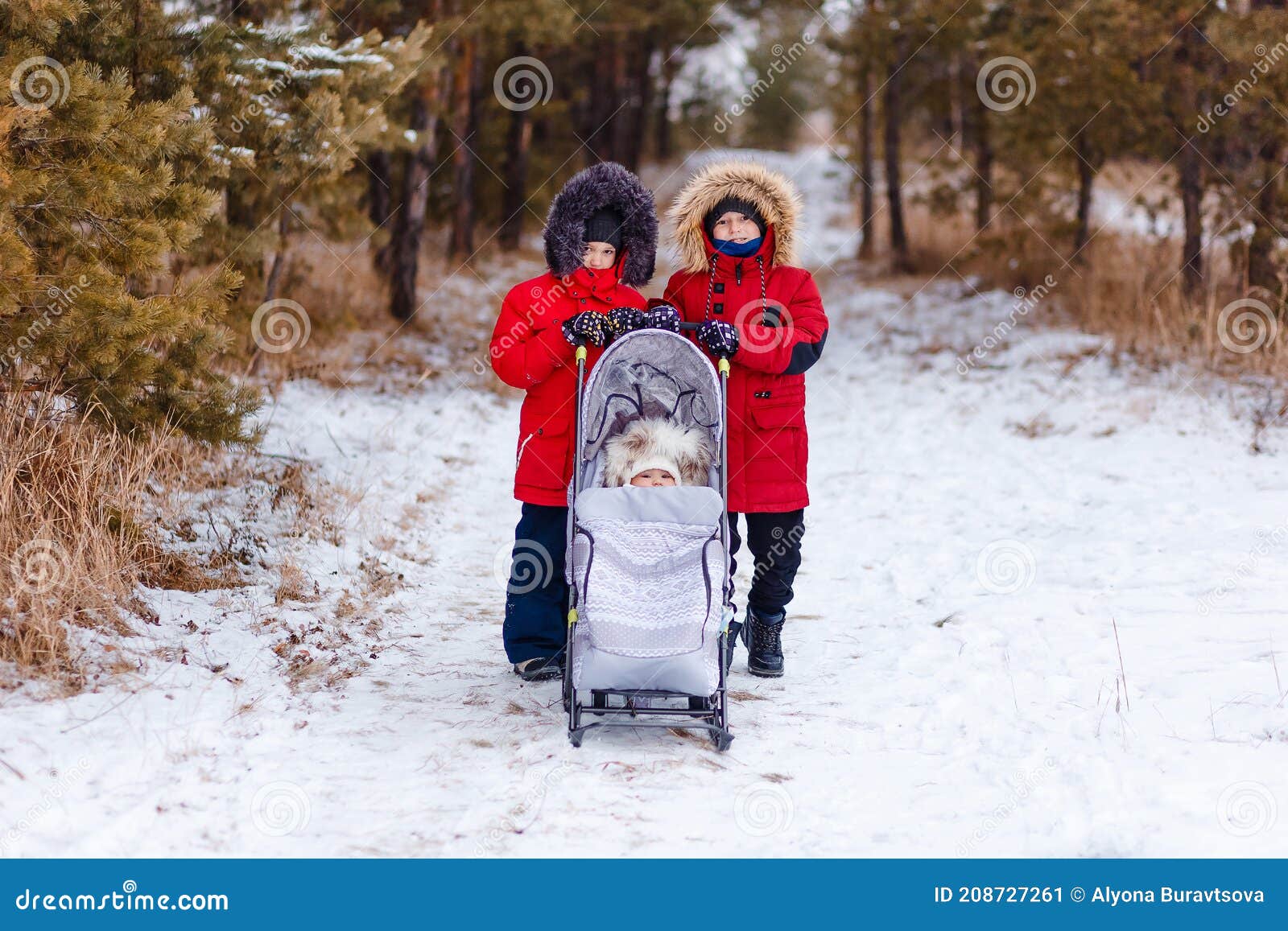 Communicatie netwerk het kan Almachtig Twee Jongens Met Een Rode Jas Rijden Op De Baby Stock Afbeelding - Image of  kinderjaren, aanbiddelijk: 208727261