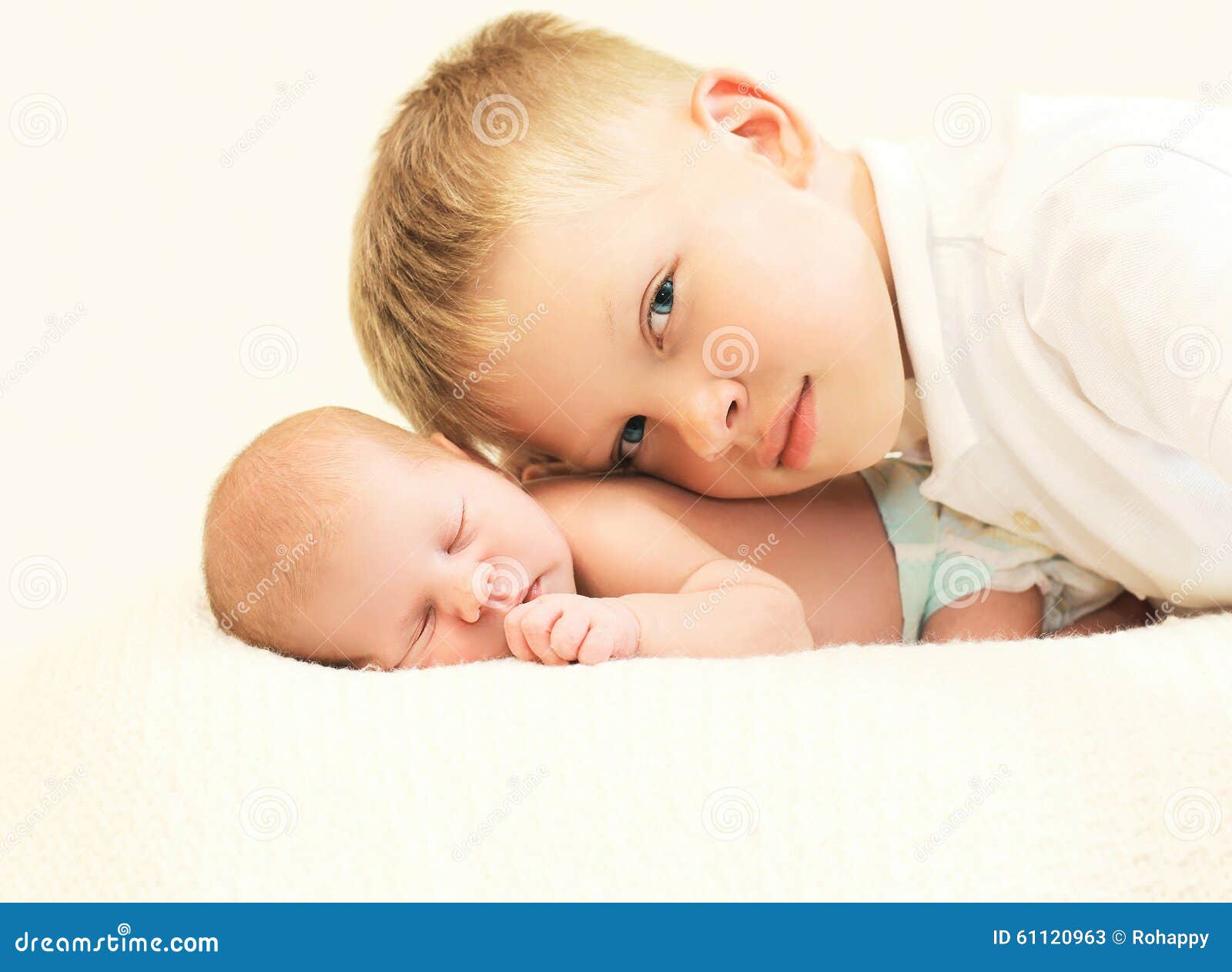 Oudste broer kussende jongste baby, twee kinderen die togethe ... Bed voor twee peuters
