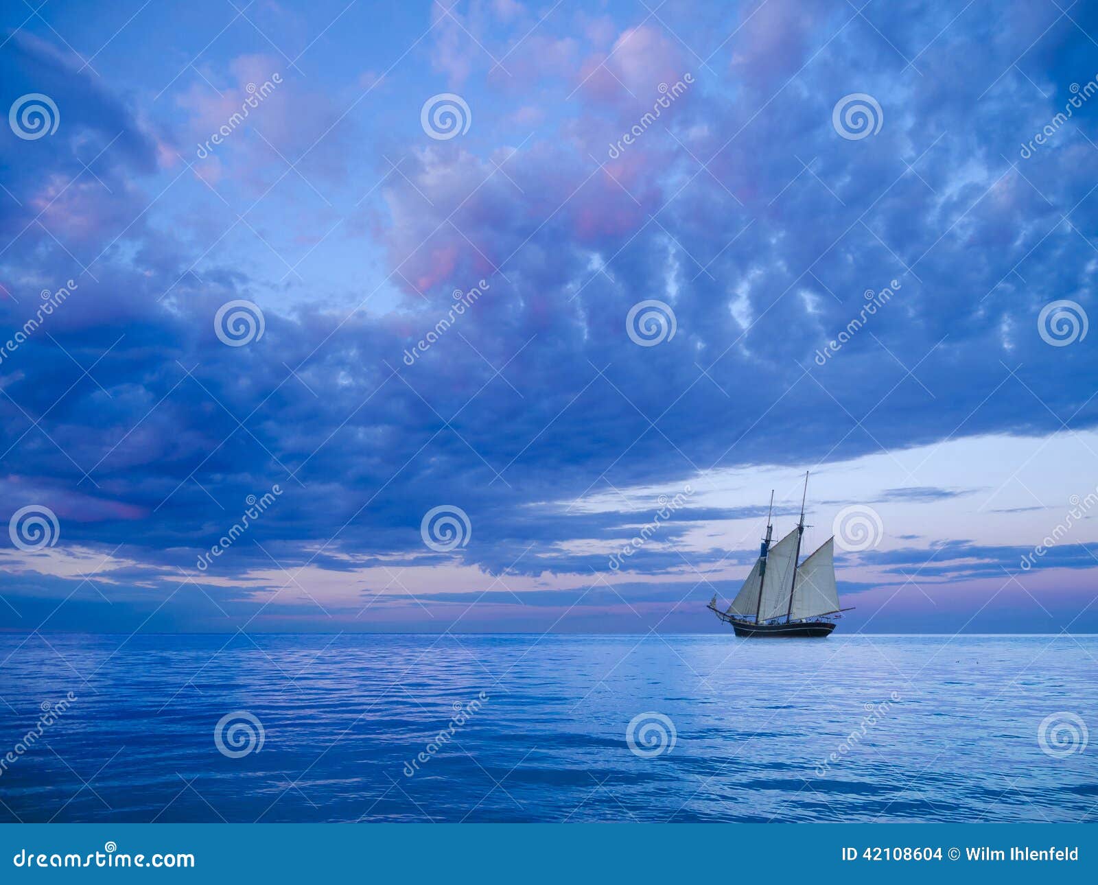 Oude twee-mast schoener die weg aan de horizon varen