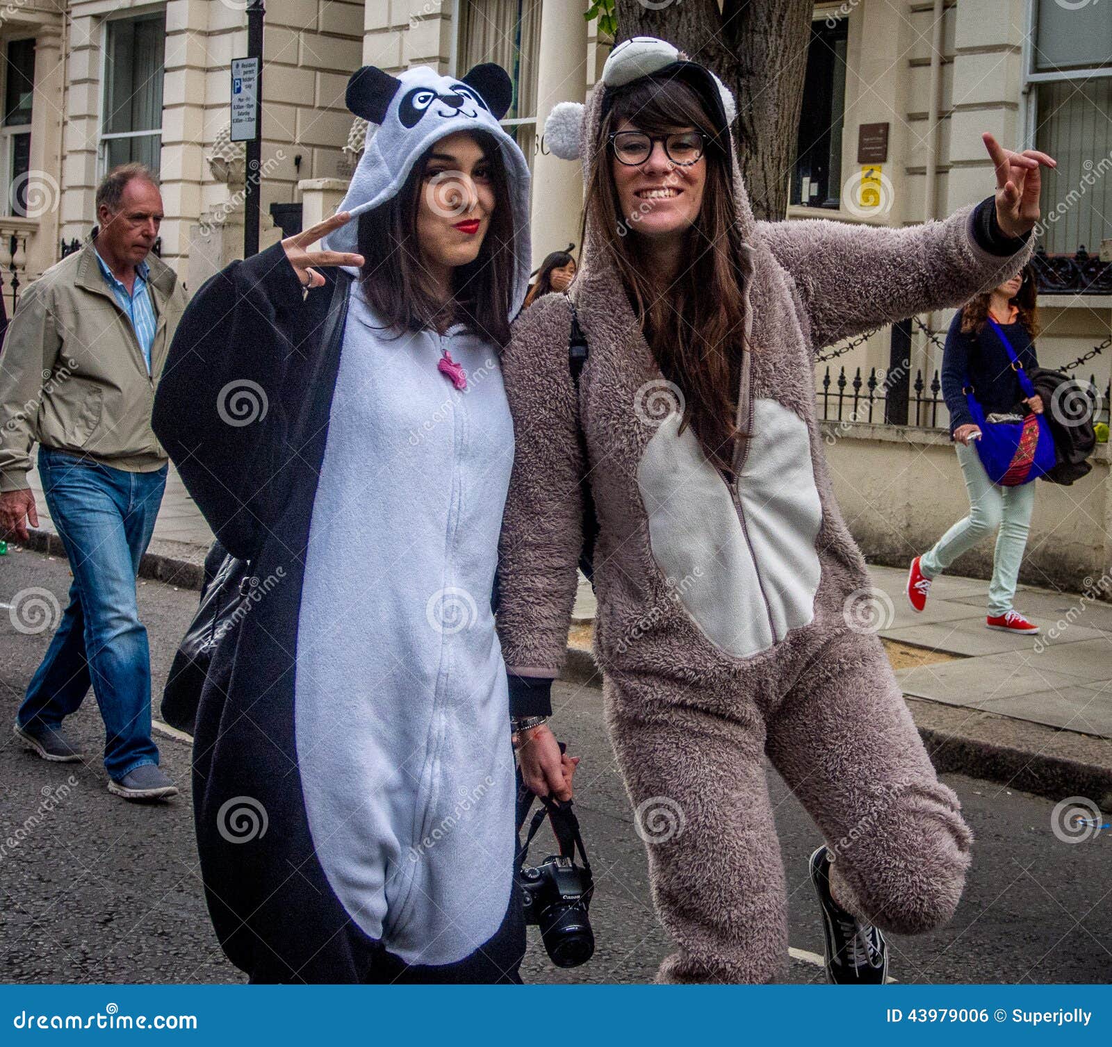 Effectiviteit D.w.z joggen Twee 2 Meisjes in Kostuum Bij Notting-Heuvel Carnaval in Londen  Redactionele Foto - Image of kleding, gebeurtenis: 43979006