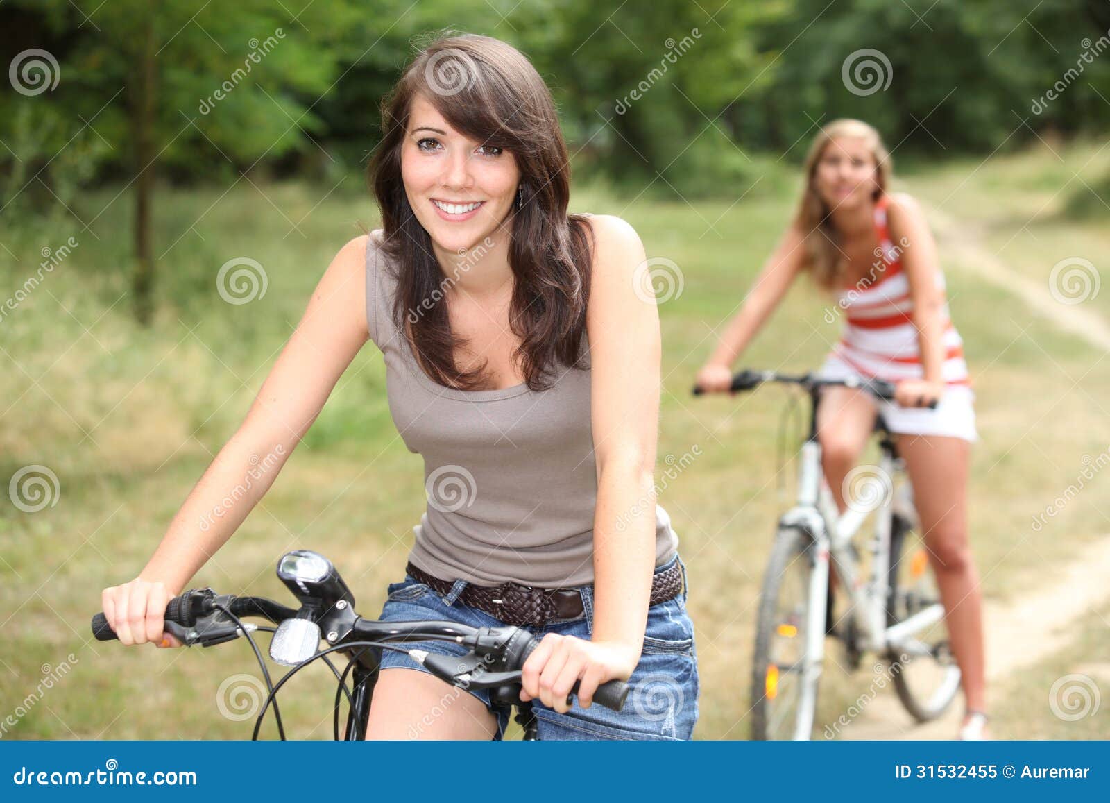 rotatie Ass Polair Twee meisjes op fietsen stock afbeelding. Image of zonnig - 31532455
