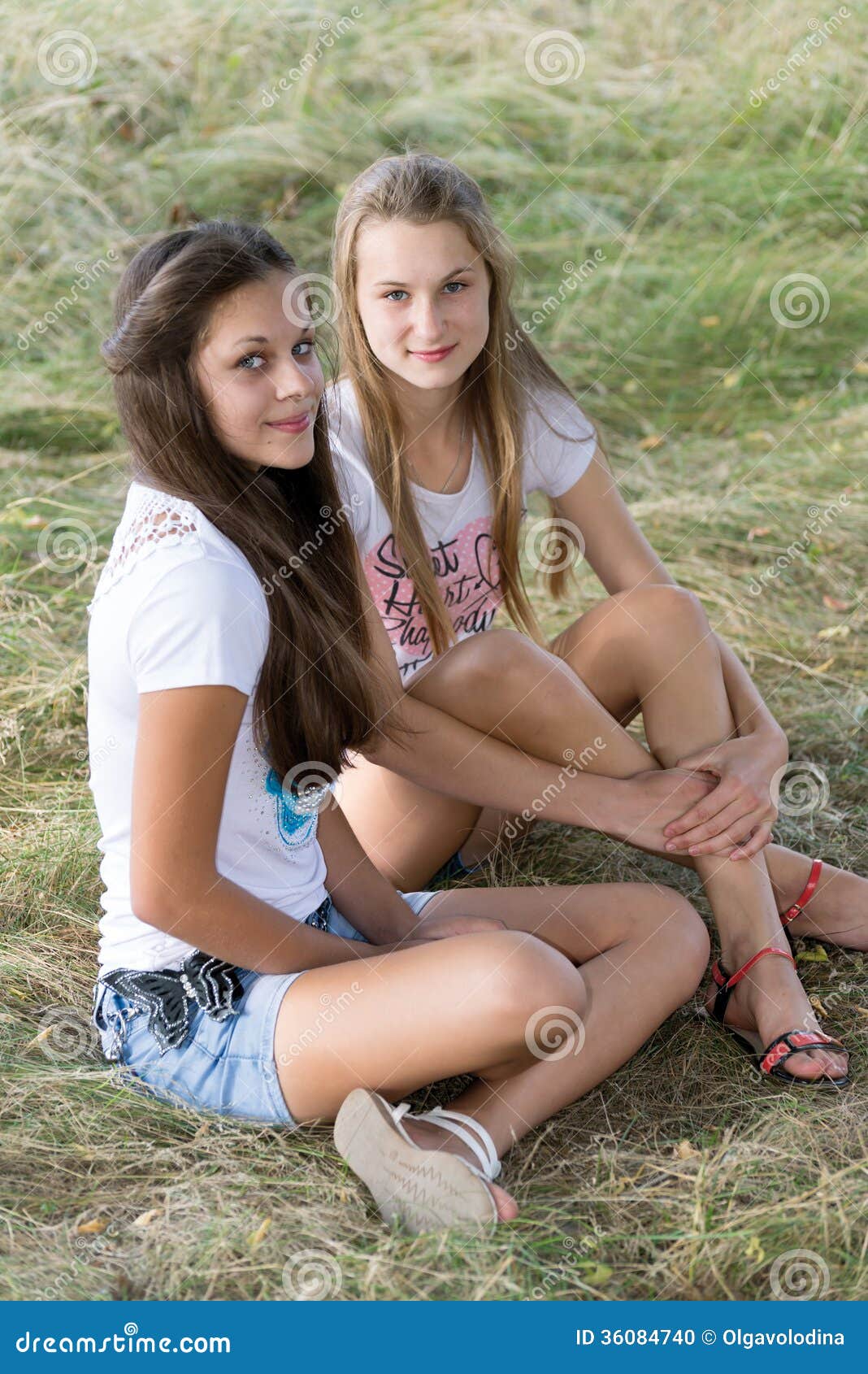 Twee Meisjes Van 14 Jaar Op Aard Stock Foto Image Of Kijk Slank 36084740