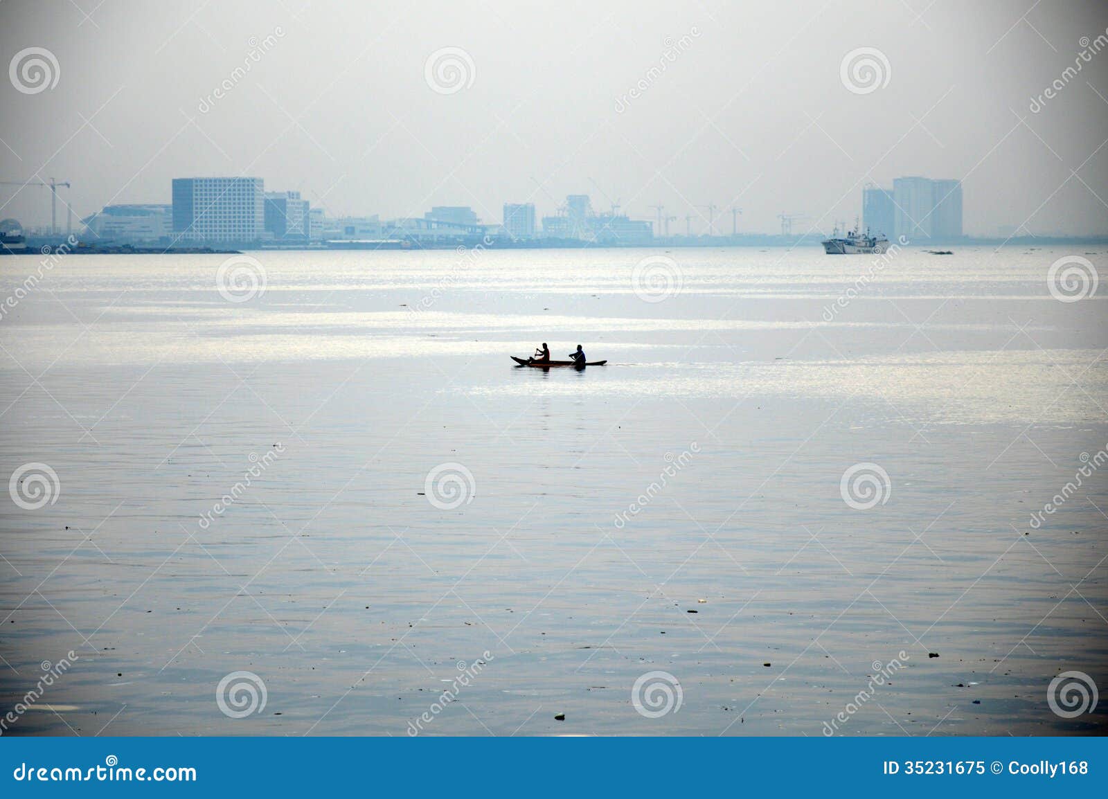Twee mensen in een boot op een bewolkte dag in de baai