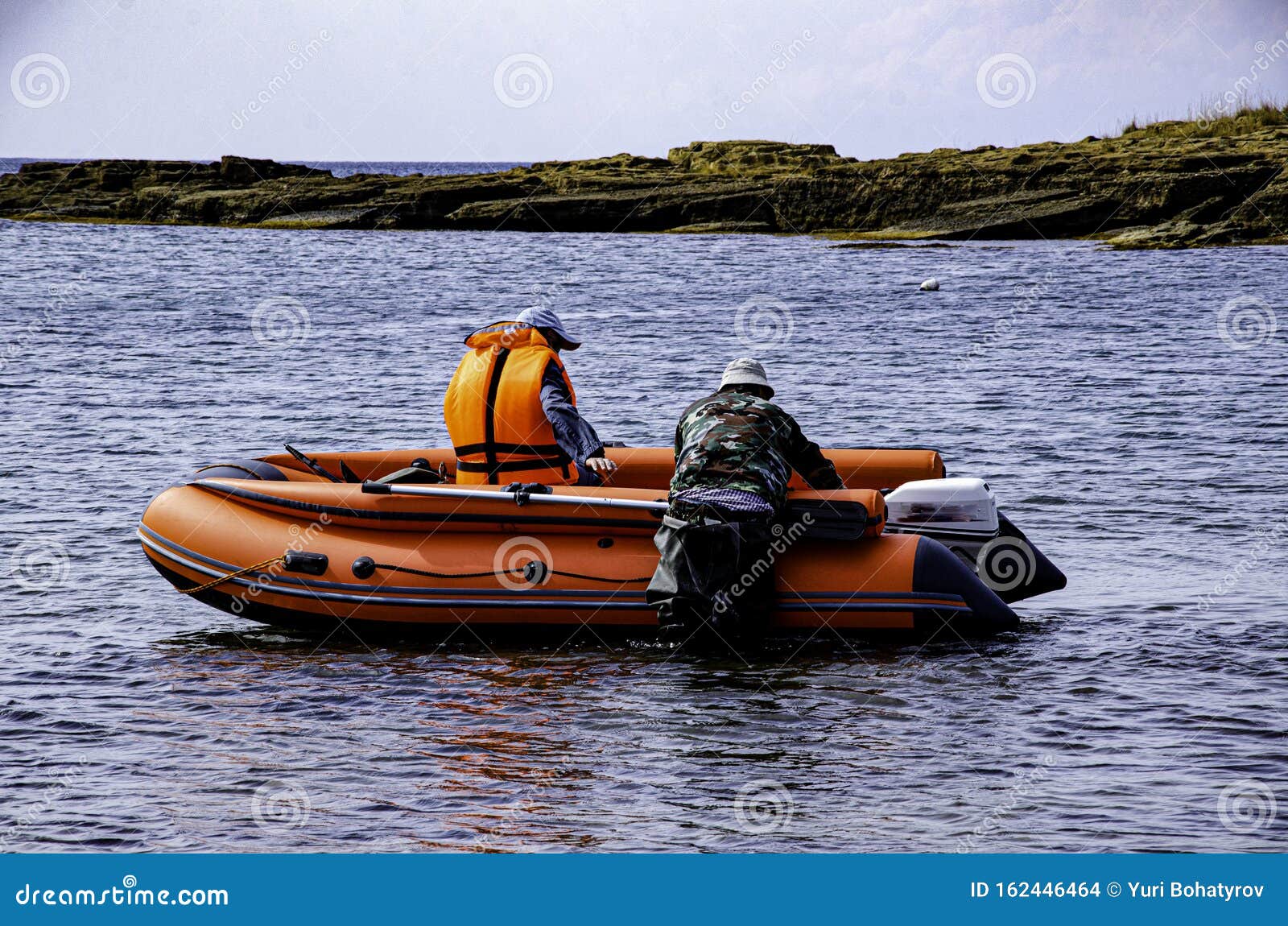 Denk vooruit uitstulping speelgoed Twee Mensen Op Een Rubberboot Met Een Motor Van De Kust Redactionele Stock  Afbeelding - Image of rust, genieten: 162446464