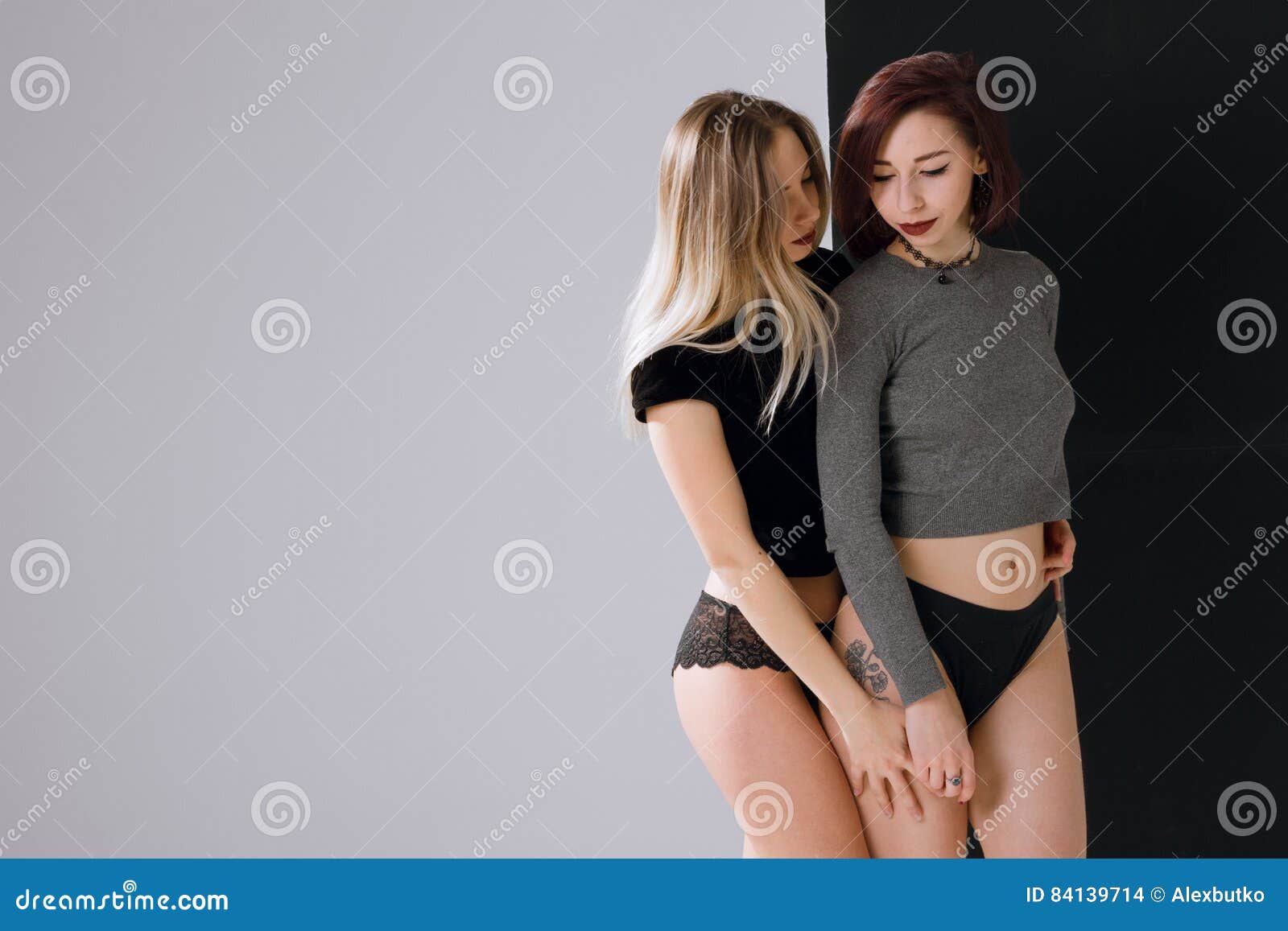 foto kin Fonkeling Twee Mooie Meisjes in Lingerie Die Zich Op Een Witte Achtergrond Bevinden  Stock Foto - Image of erotisch, kaukasisch: 84139714