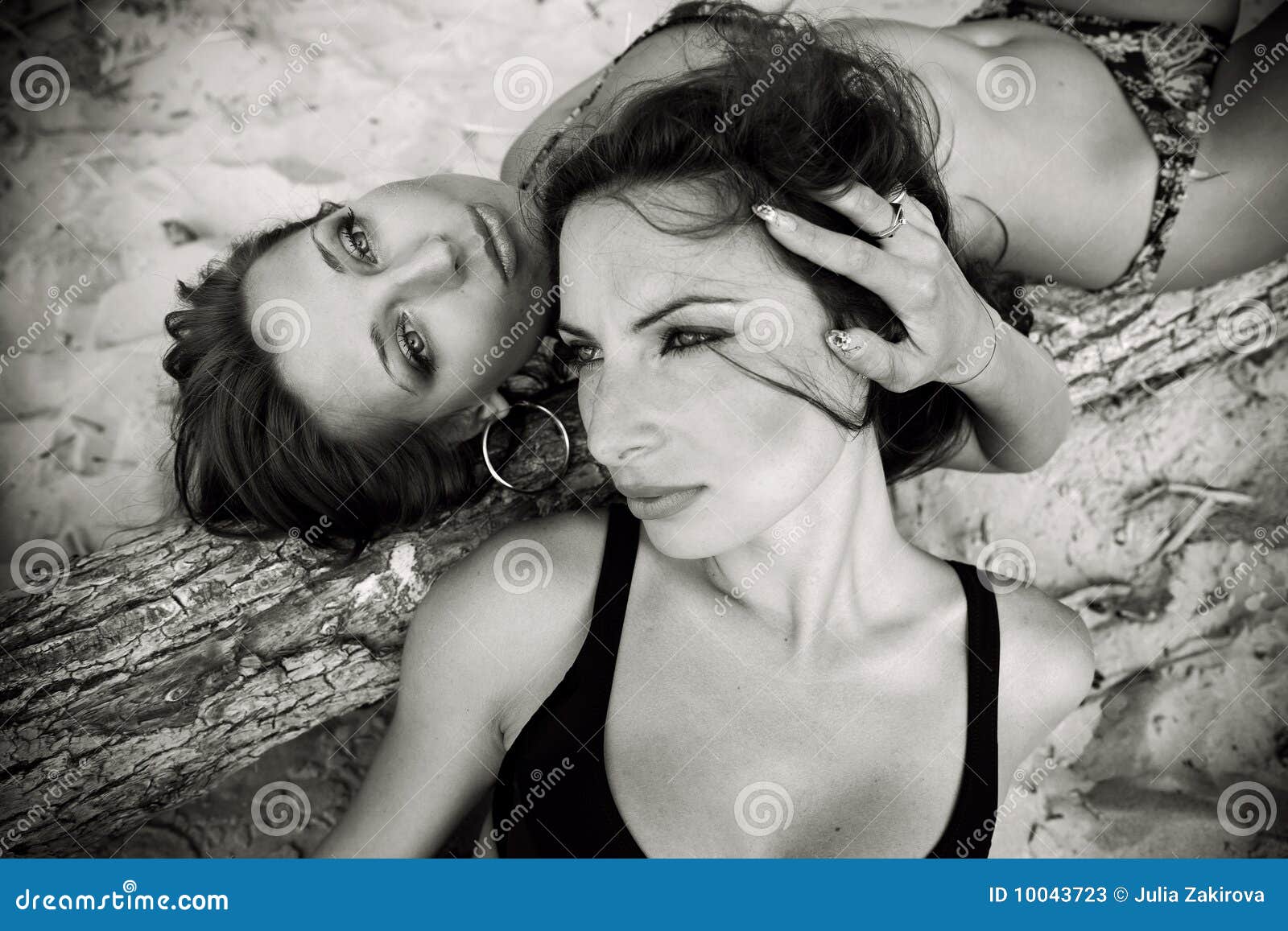 Twee mooie meisjes in zwart wit stock foto's afbeelding: 10043723
