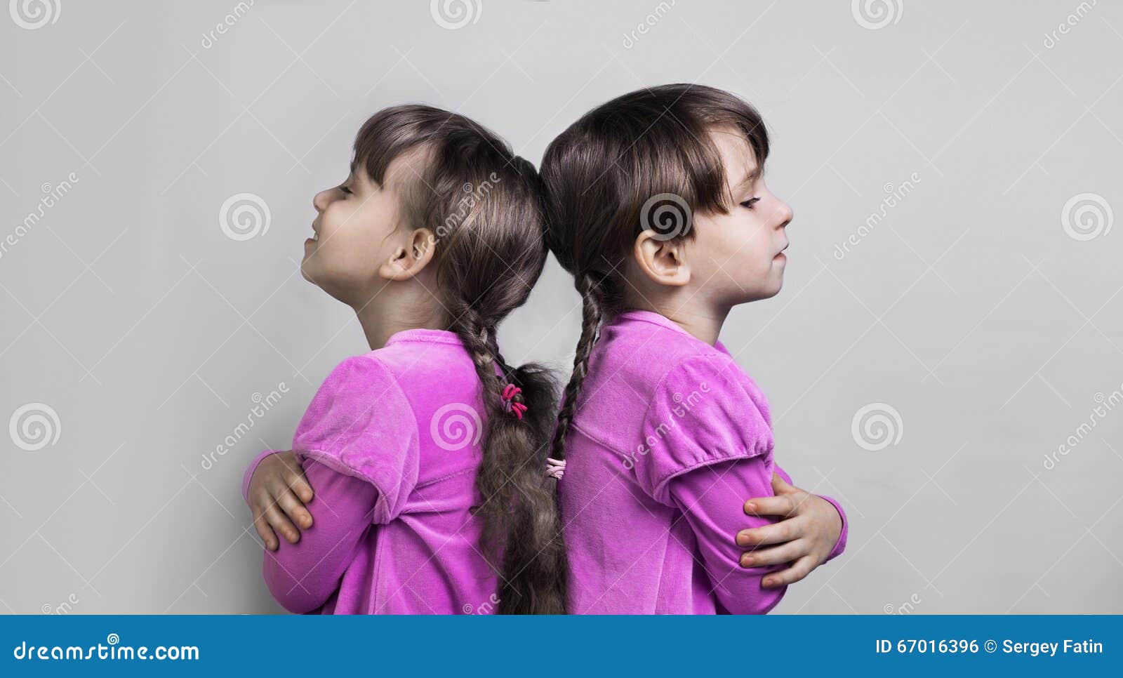 Little girl sisters. Две девочки поссорились. Дети стоят спиной друг к другу. Близнецы ссорятся. Дети стоят спина к спине.