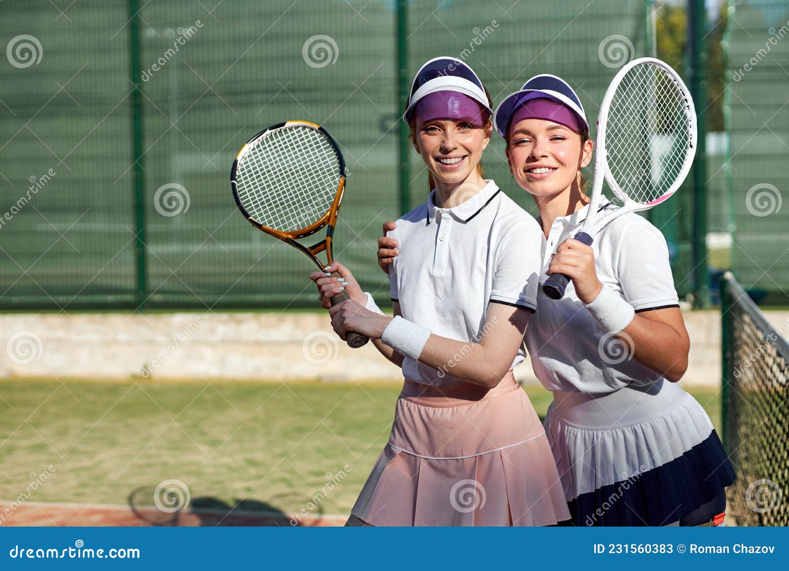 Twee Opgewonden Caucasiaanse Vrouwen in De Rechtbank. Vrouwen in Met Tennisracket Stock Afbeelding - of amerikaans, genieten: 231560383