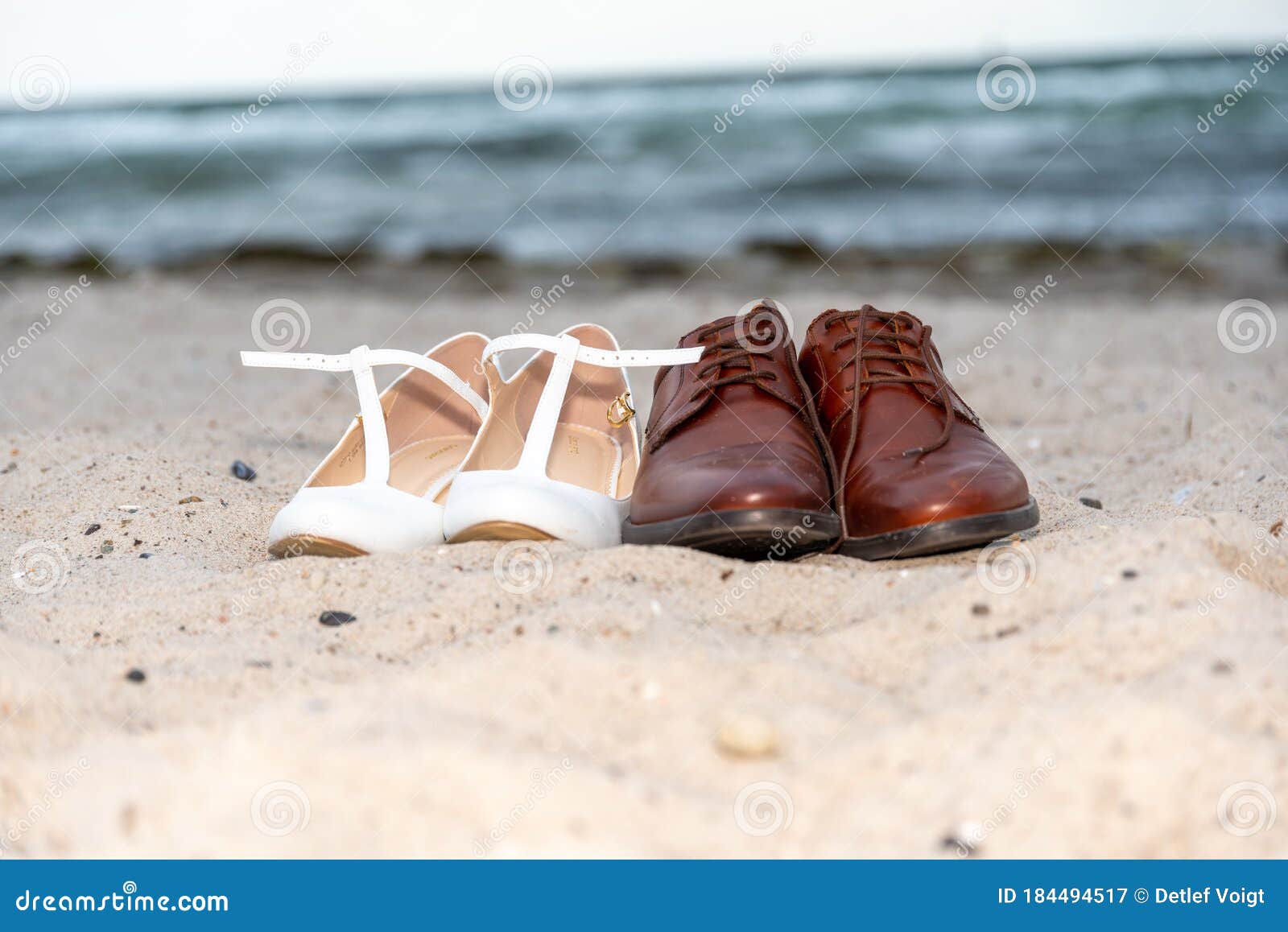 chef kalf storting Twee Paar Dames En Heren Schoenen Op Het Strand Voor Het Water Stock  Afbeelding - Image of gebied, pompen: 184494517