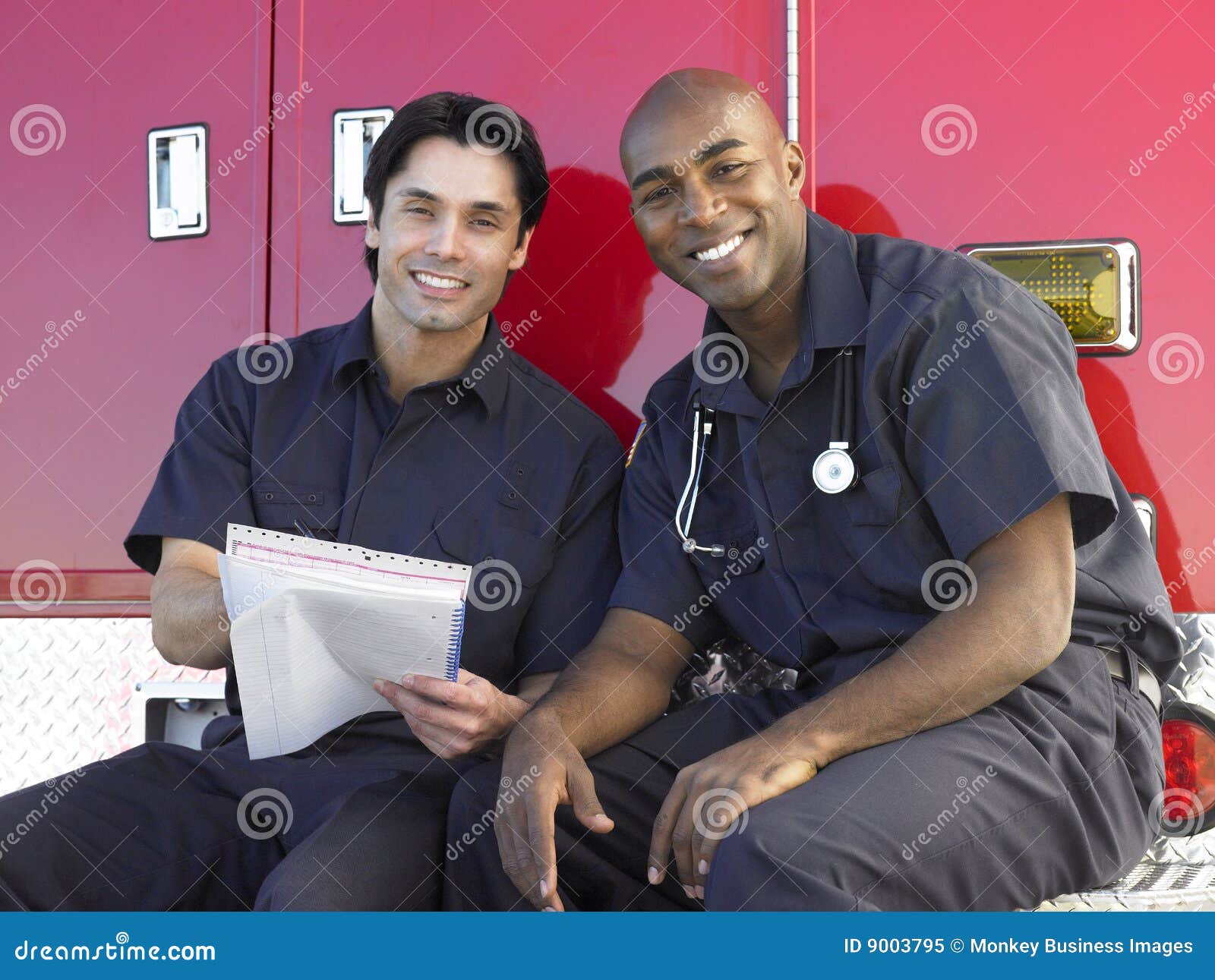 Door Hun Of Door Hen Twee Paramedici Die Door Hun Ziekenwagen Zitten Stock Afbeelding