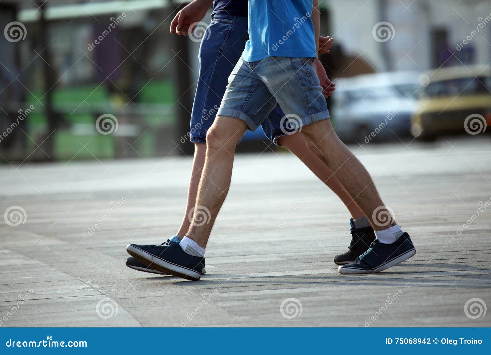 De twee paren voeten die samen mensen lopen