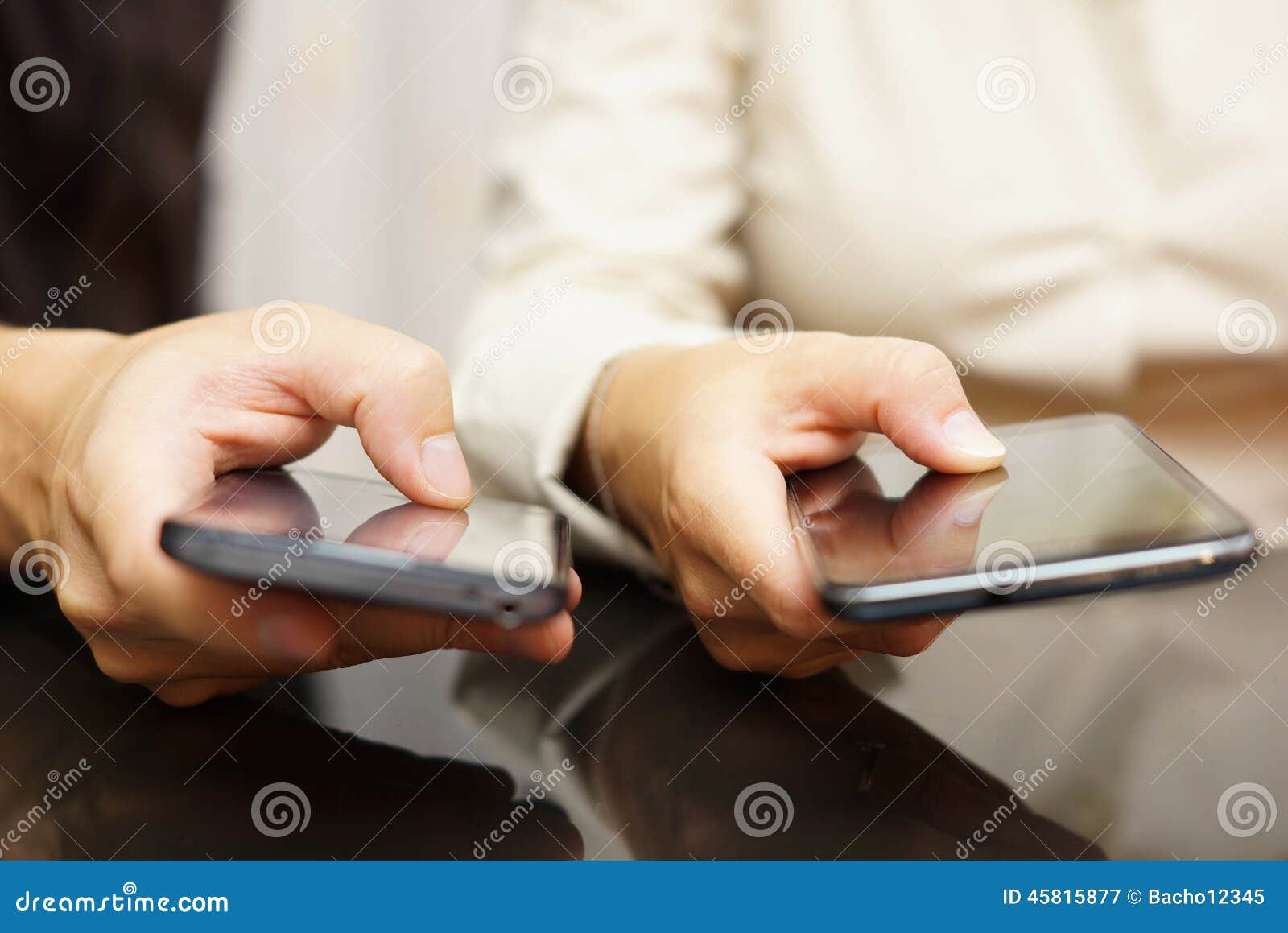 halfgeleider Oh Bang om te sterven Twee Personen Vergelijken Slimme Mobiele Telefoons Stock Afbeelding - Image  of handvat, telefoon: 45815877