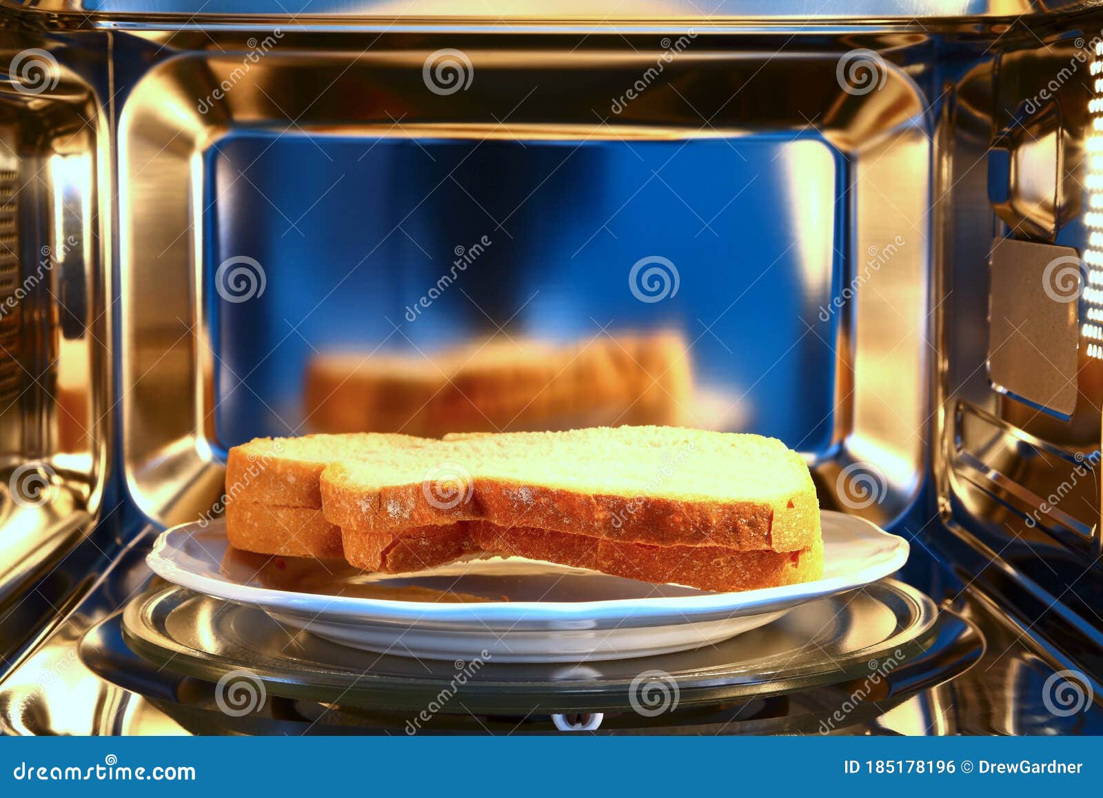 Inzichtelijk kapsel Malen Twee Plakjes Wit Brood Ontdooid in Een Magnetron Stock Foto - Image of  twee, gemak: 185178196