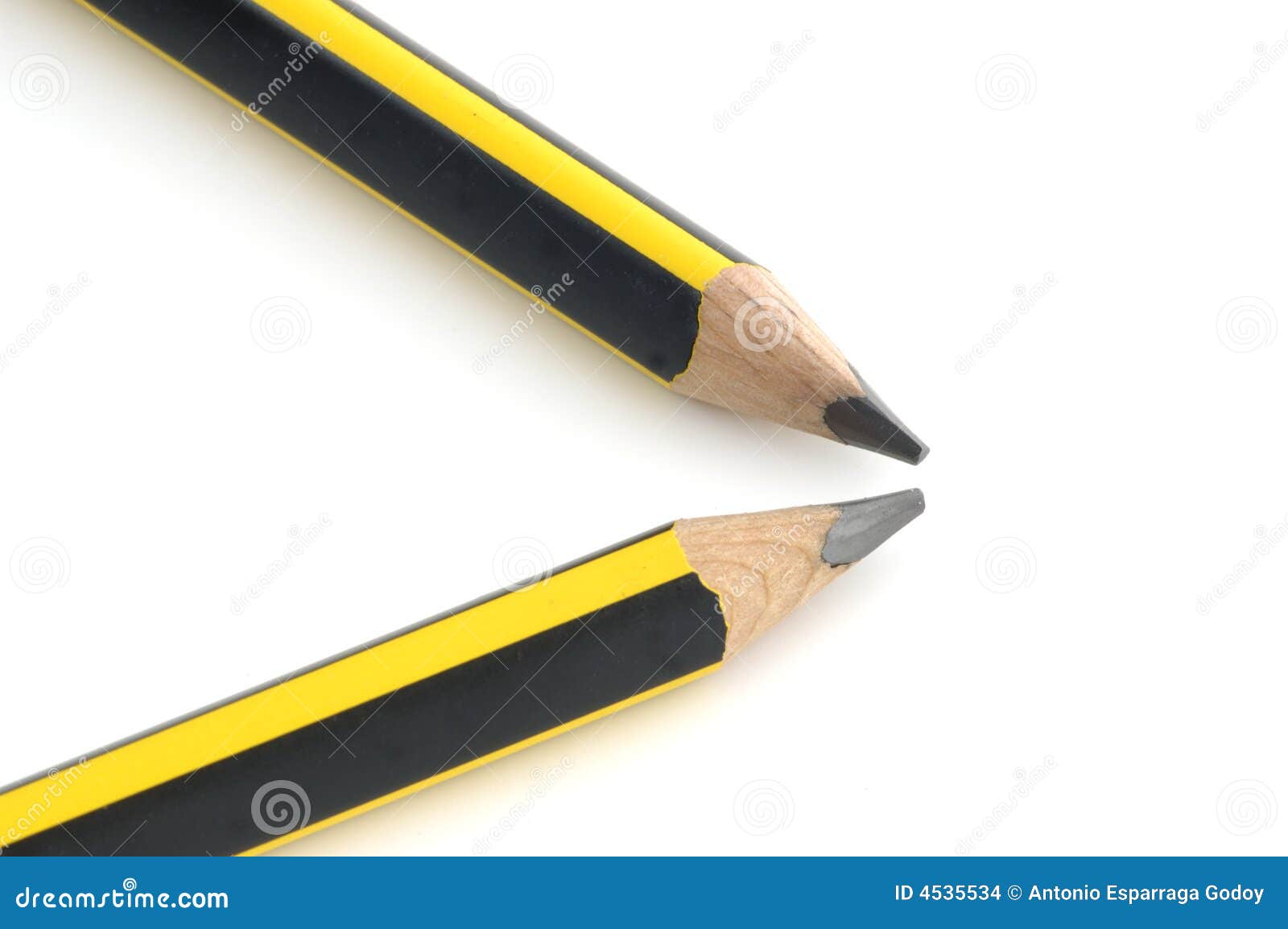 Twee potloden die in achtergrondwit worden geïsoleerdl