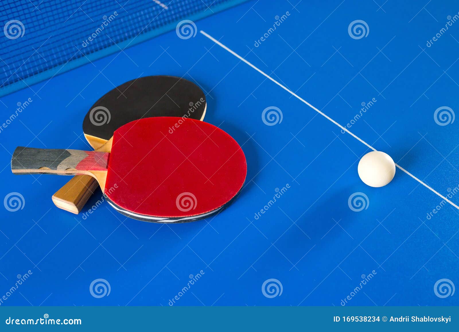 plaag Afstudeeralbum troon Twee Rackets Voor Tafeltennis En Een Witte Bal Op De Blauwe Tafel Een  Ping-Pong-game Sport Stock Foto - Image of achtergrond, peddel: 169538234