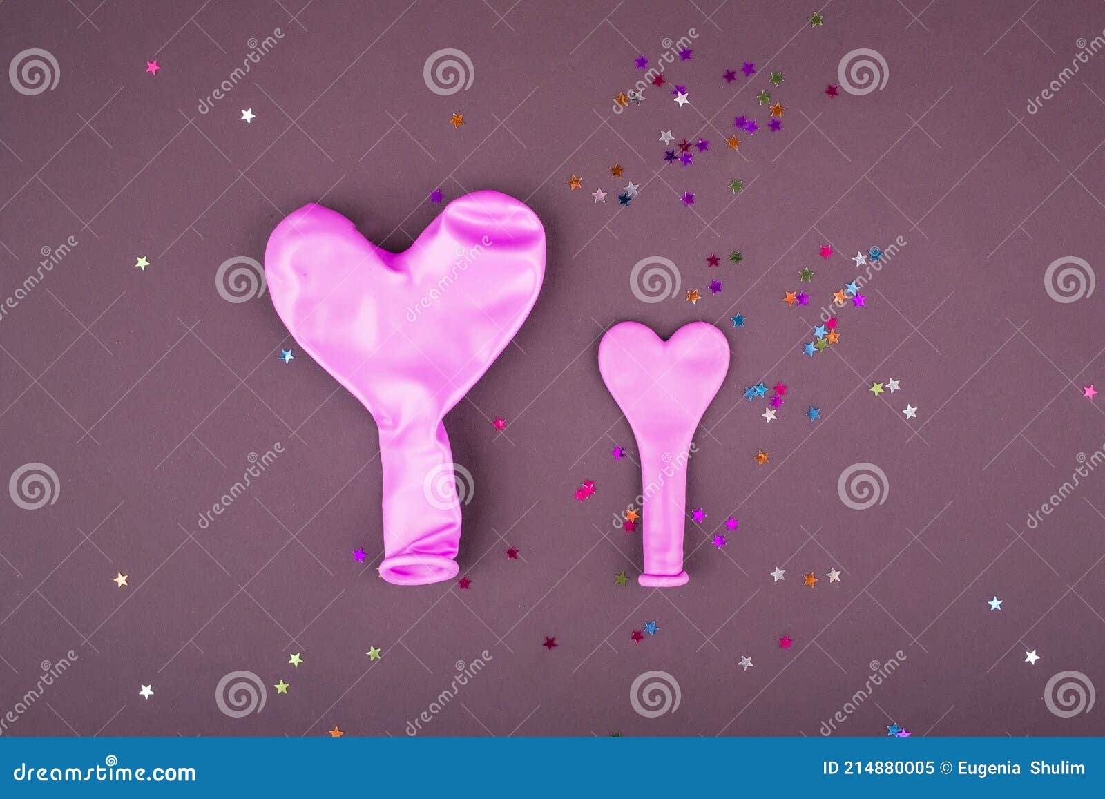 lading door elkaar haspelen Ritueel Twee Roze Ballonnen Voor Het Opblazen Van Lucht En Helium in De Vorm Van  Een Hart. Roze Ballen Op Een Bruine Achtergrond Met Seque Stock Afbeelding  - Image of feestelijk, cadeau: 214880005
