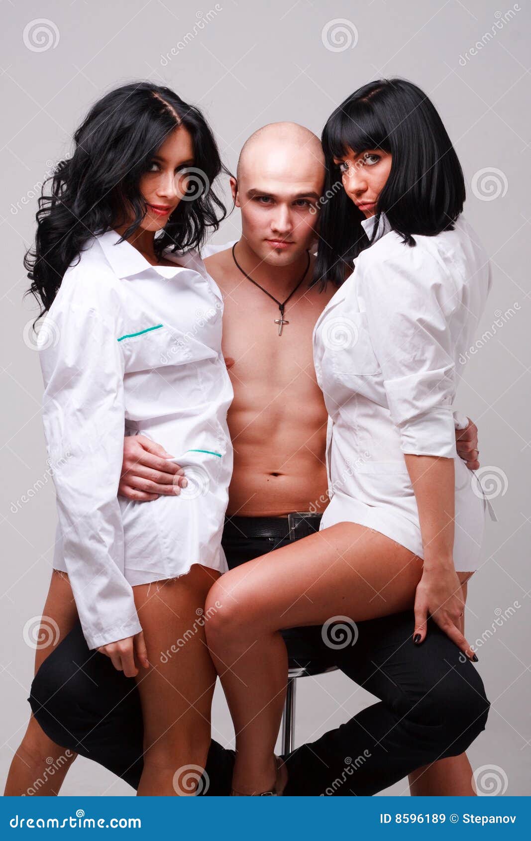 Trio met twee sexy meisjes