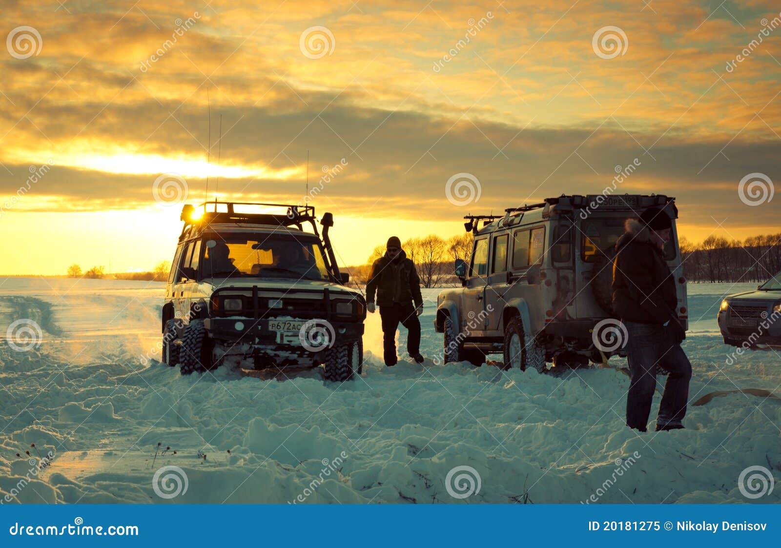 Twee SUV op sneeuw. Ontdekking en Verdediger 90 van de Landrover van de Landrover suvCars op achtergrond de Russische winter. 19 februari, 2011. De Trofee van Mattrazz # 18