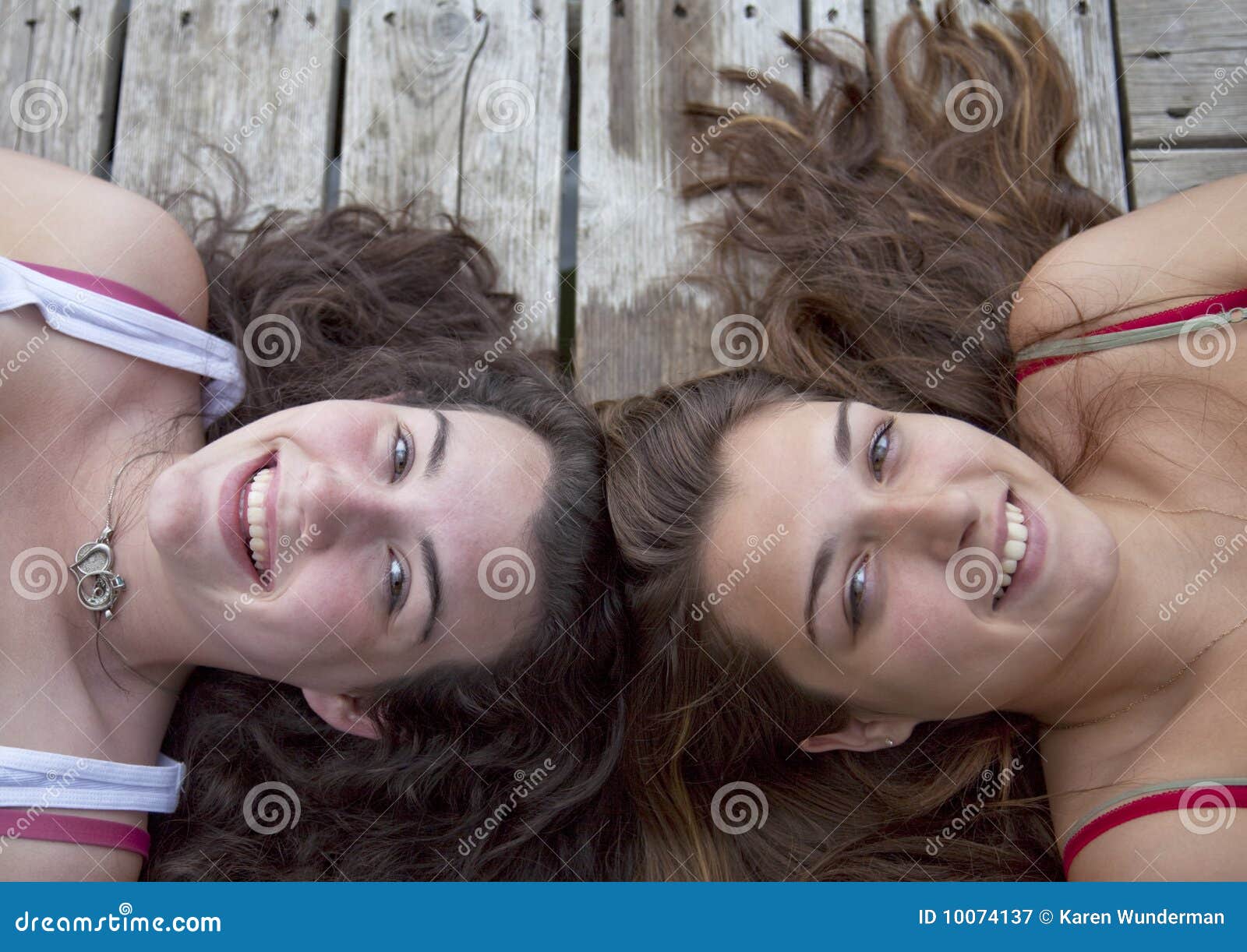 Twee Tieners Op Dok Hoofd Hoofd Stock Afbeelding Image Of Lachen