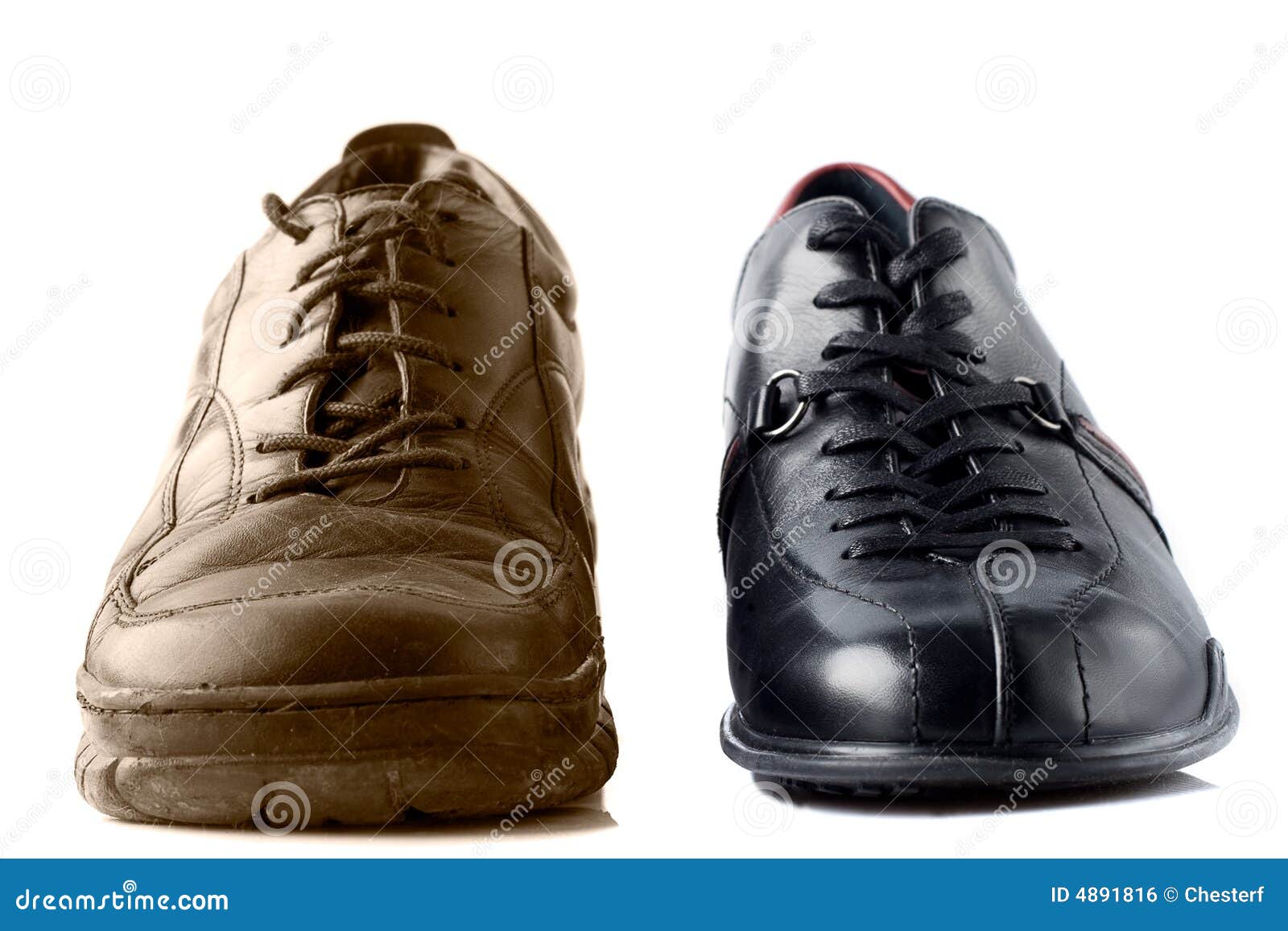 na school meer en meer Betasten Twee Verschillende Schoenen Stock Foto - Image of nieuw, kant: 4891816