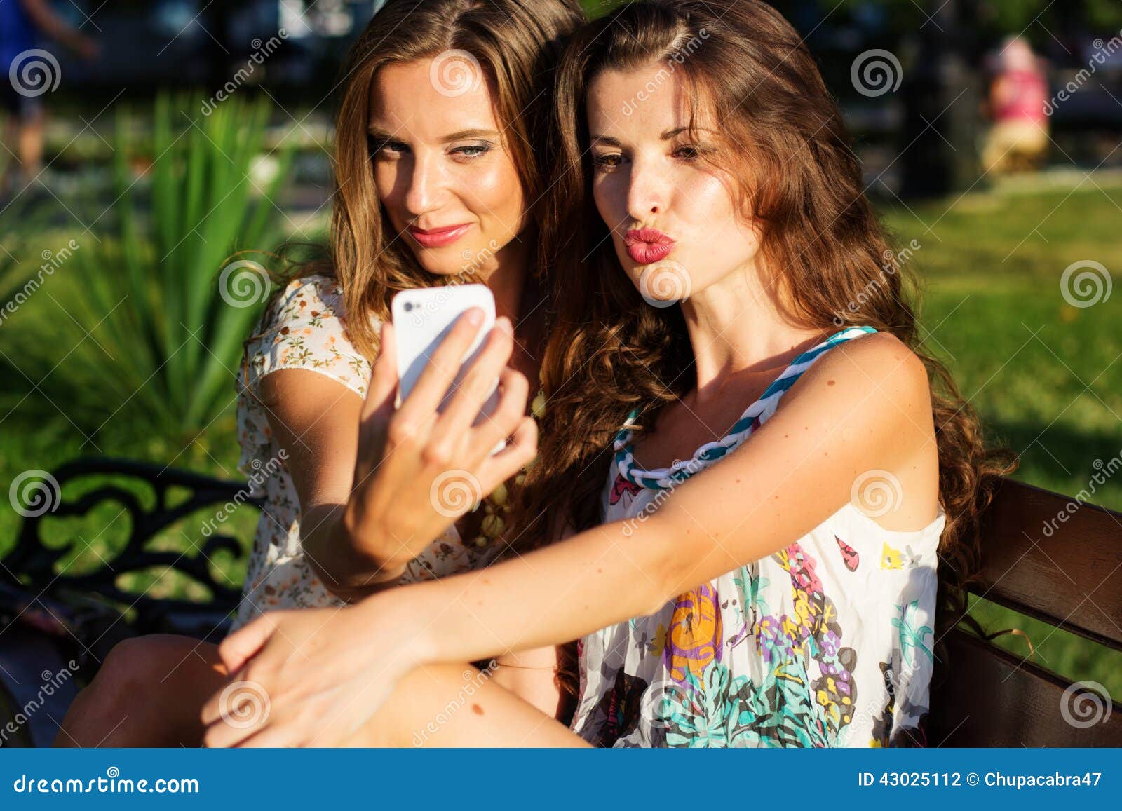 Twee Vrienden Die Selfie Door Smartphone Nemen Stock Foto - Image of ...