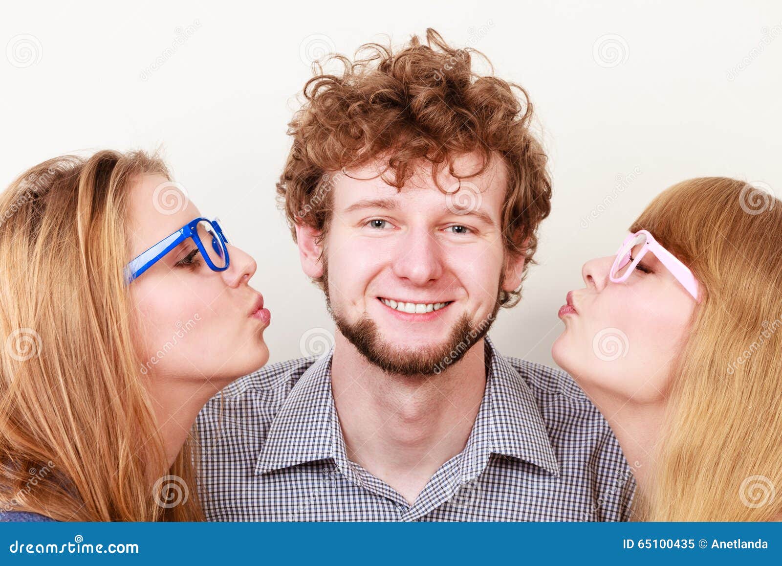 Twee Vrij Jonge Vrouwen Die De Knappe Mens Kussen Stock Afbeelding ...