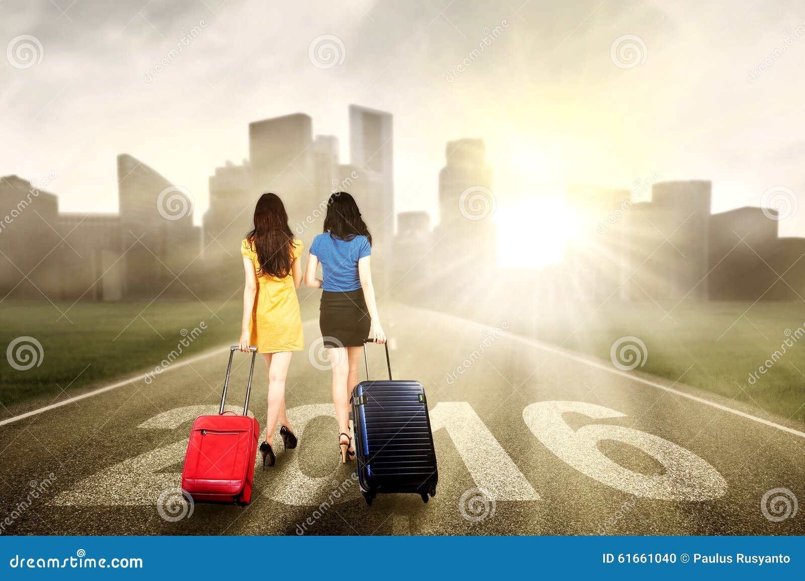 rand Walging marmeren Twee Vrouwen Die Koffer En Gang Op De Weg Dragen Stock Foto - Image of  nieuw, aantallen: 61661040