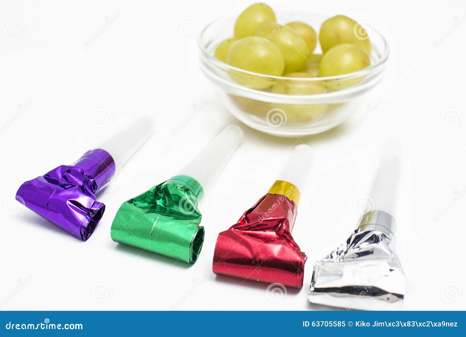 twelve grapes and utensils for new year's