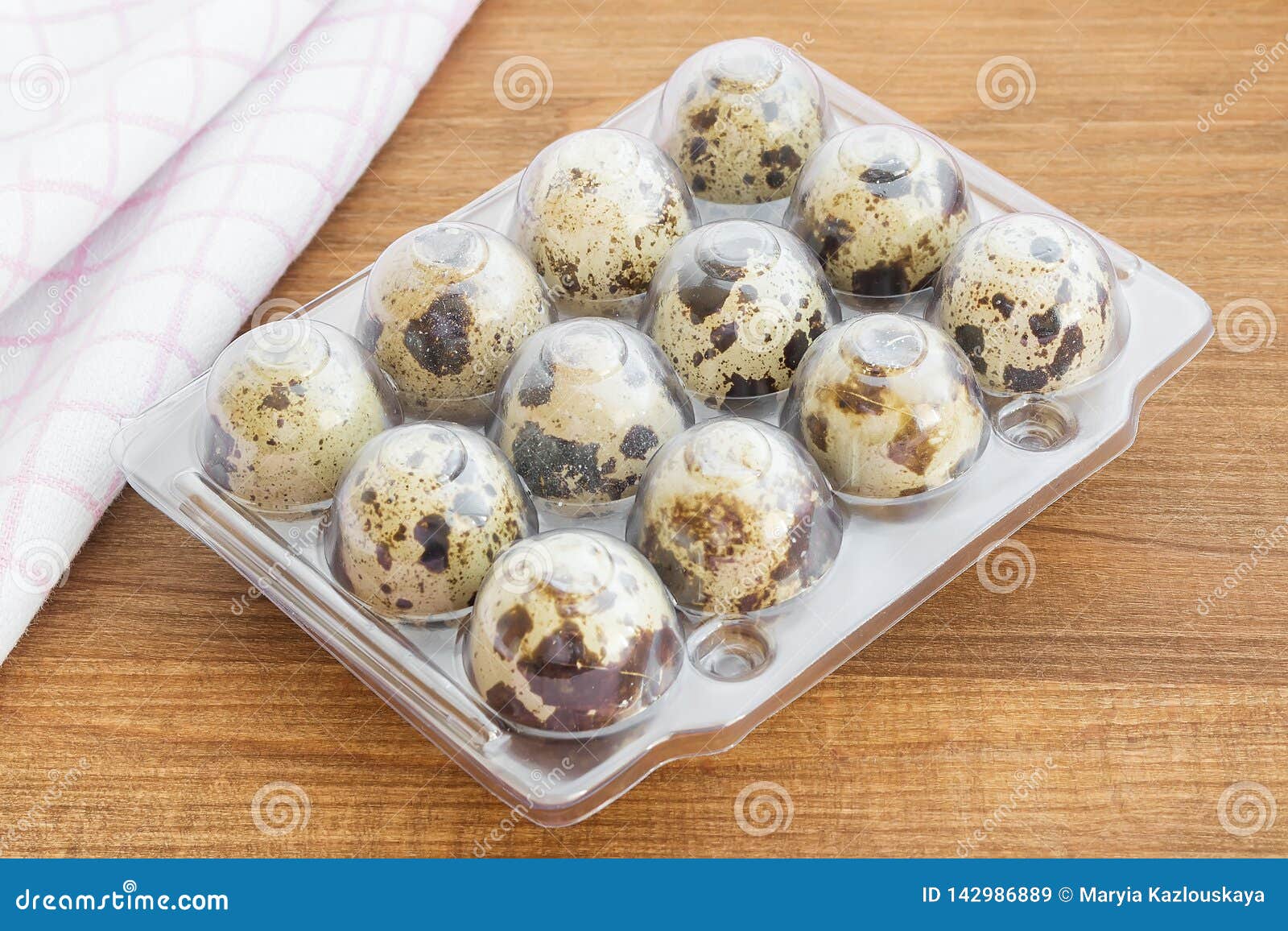 https://thumbs.dreamstime.com/z/twelve-motley-quail-eggs-transparent-plastic-packaging-dozen-raw-brown-wooden-cutting-board-farmer-food-organic-ingredient-142986889.jpg
