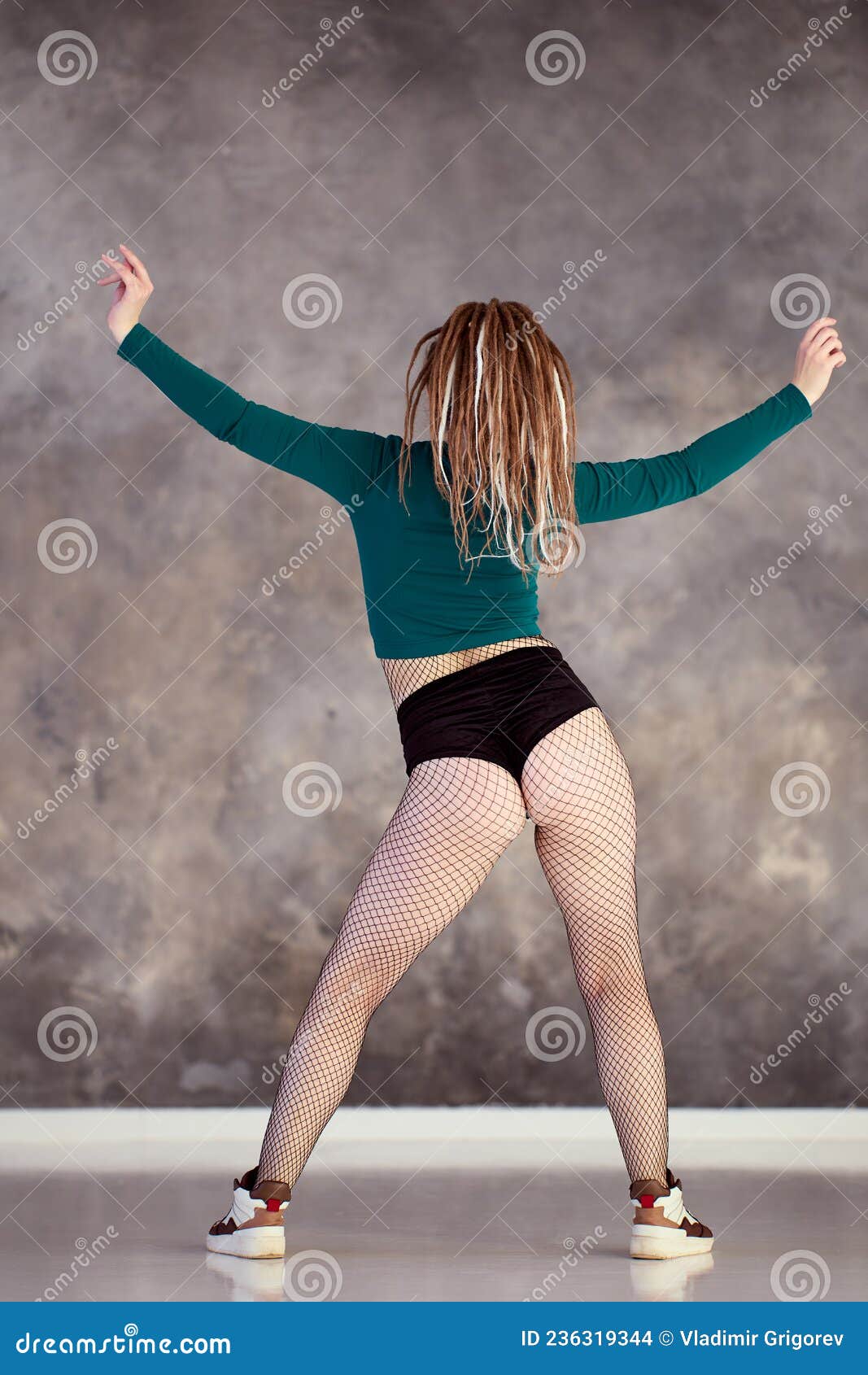 girl doing booty dance