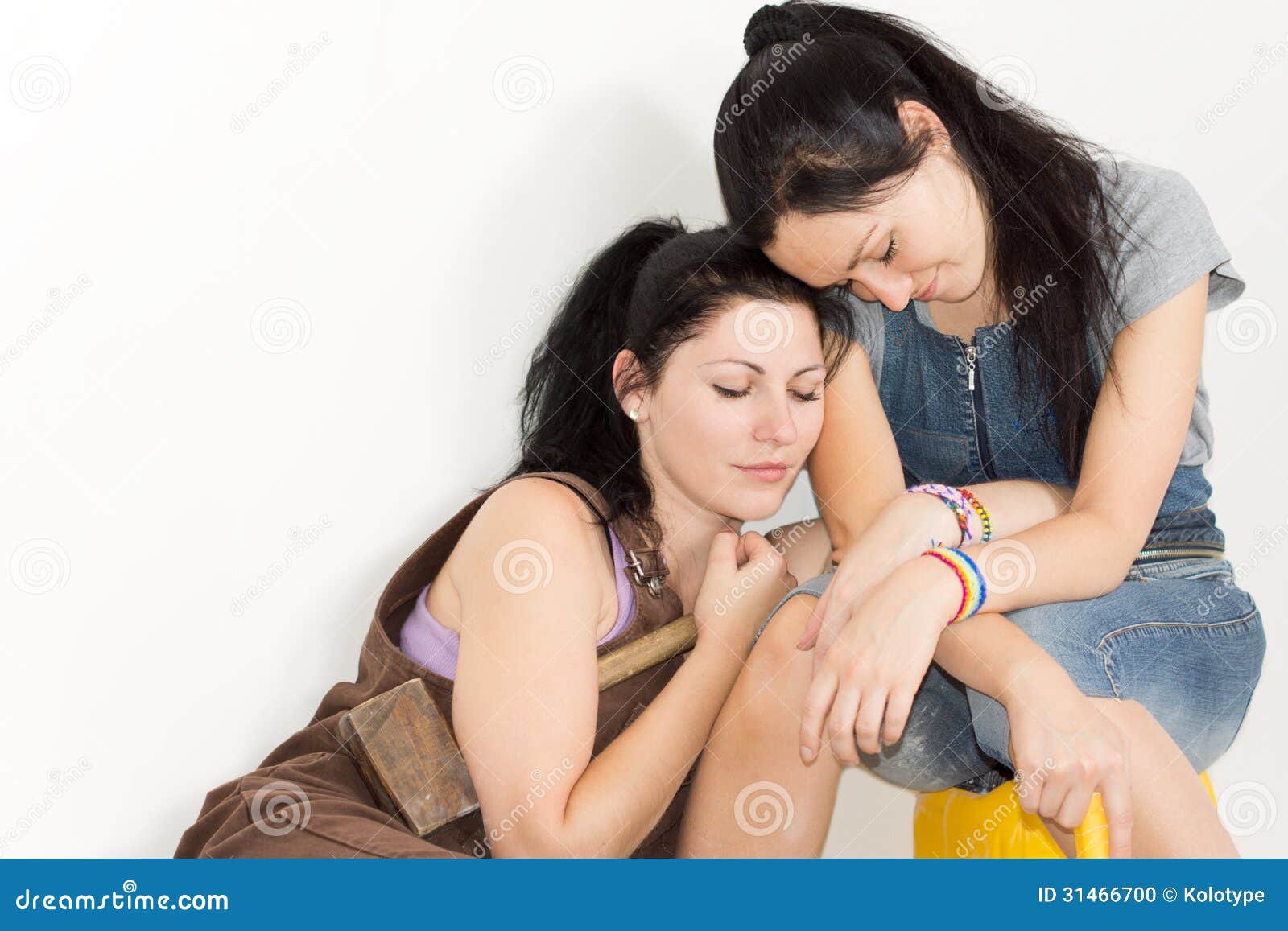Две девушки ласкают свои киски