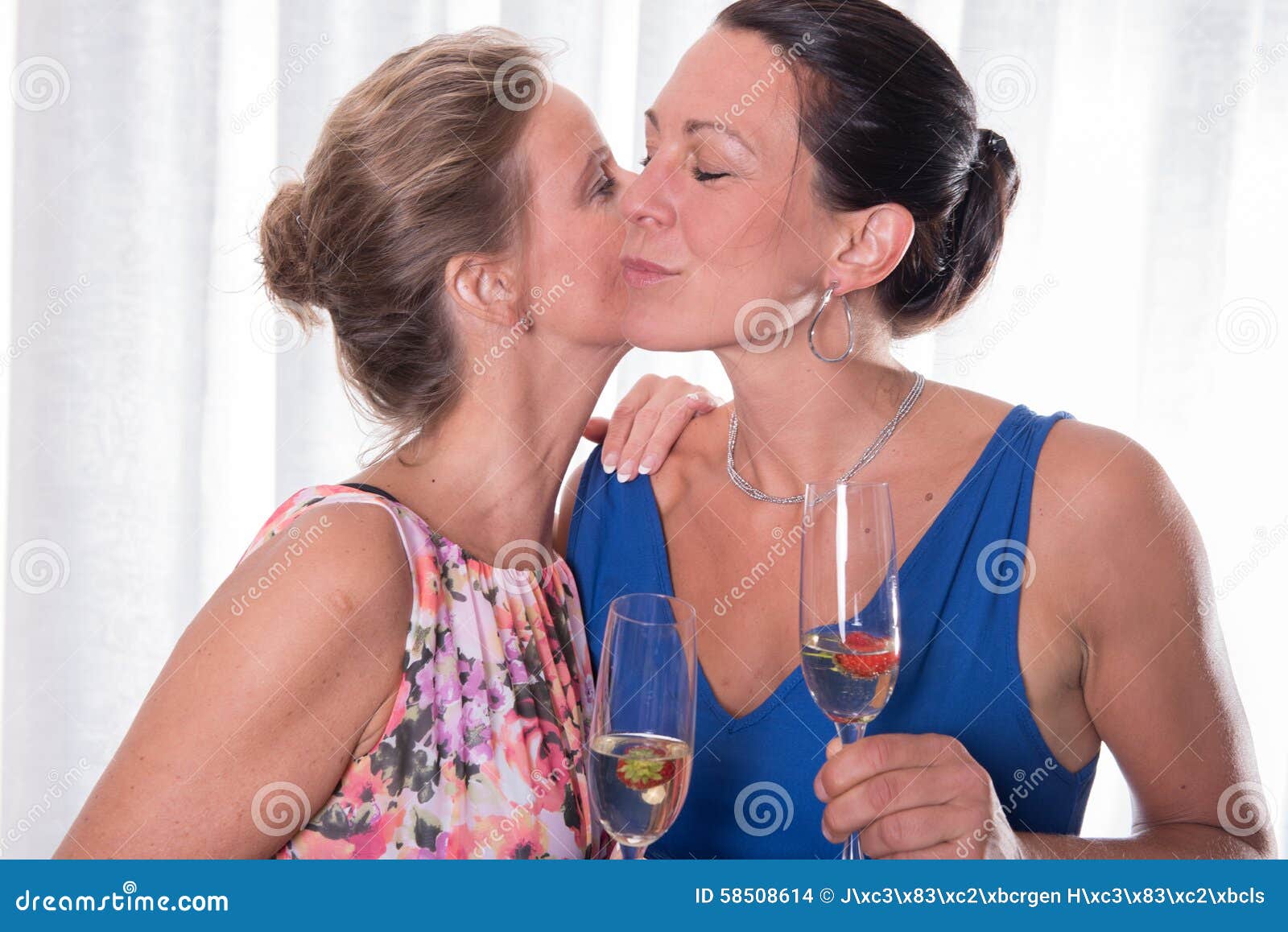 Lesbians Girls Kissing Naked