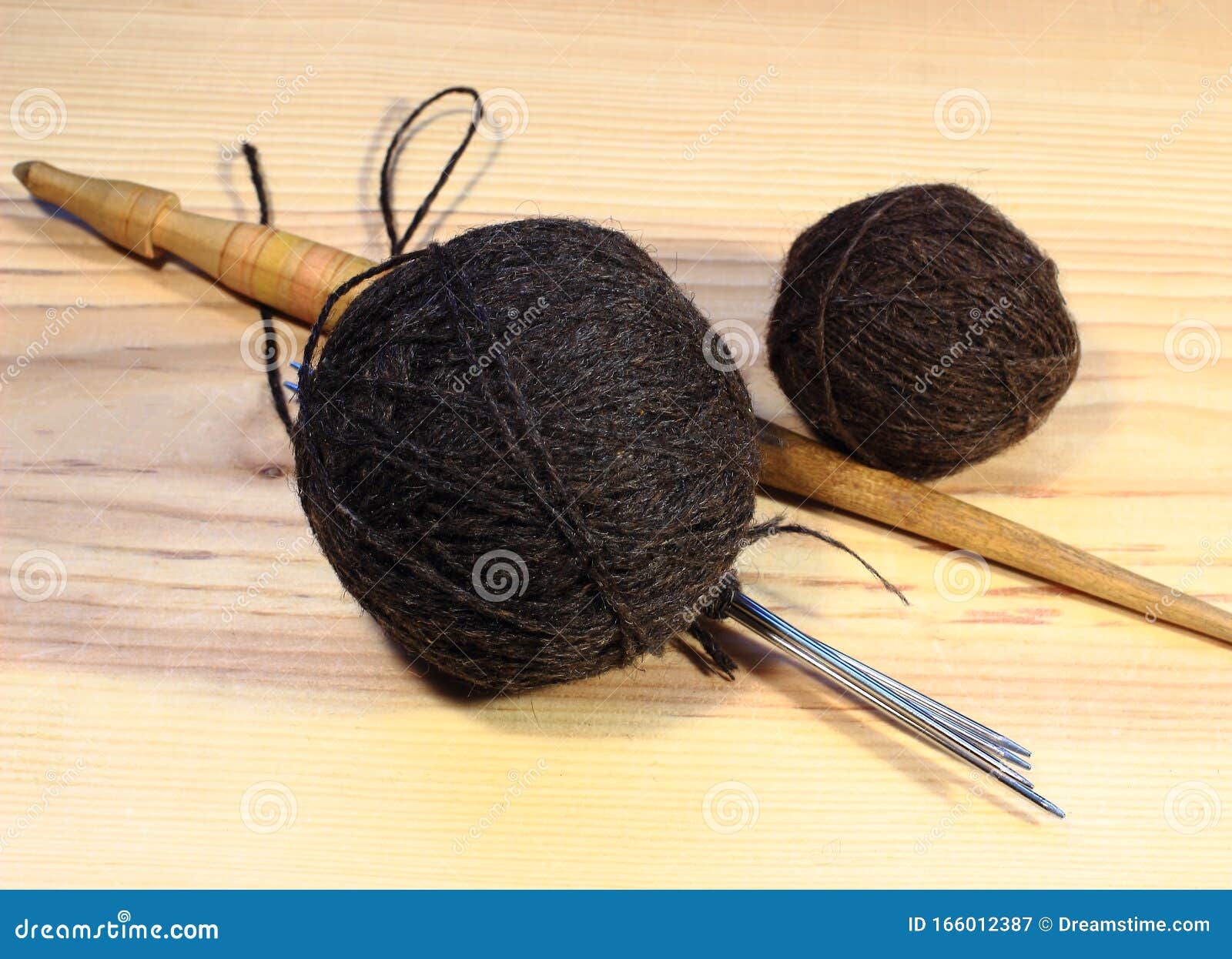 Two Balls of Yarn, a Spindle and Knitting Needles Stock Image - Image of  plate, basket: 166012387