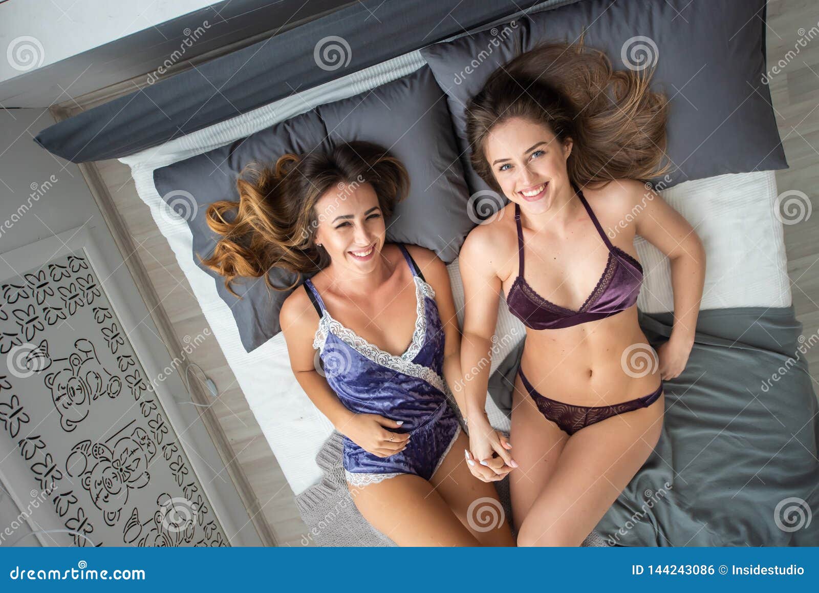 Lesbian Bikini Girls Kissing
