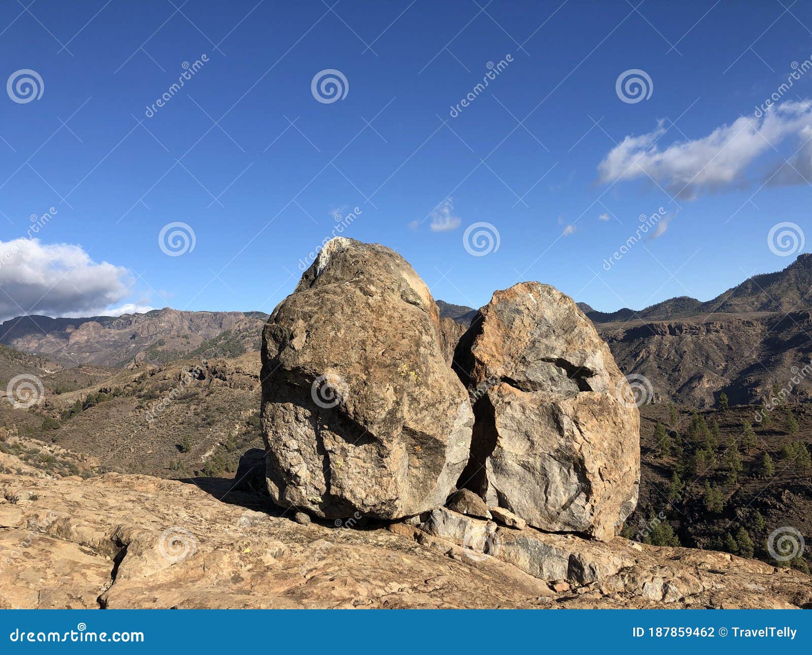 two big rocks around las ninas reservoir