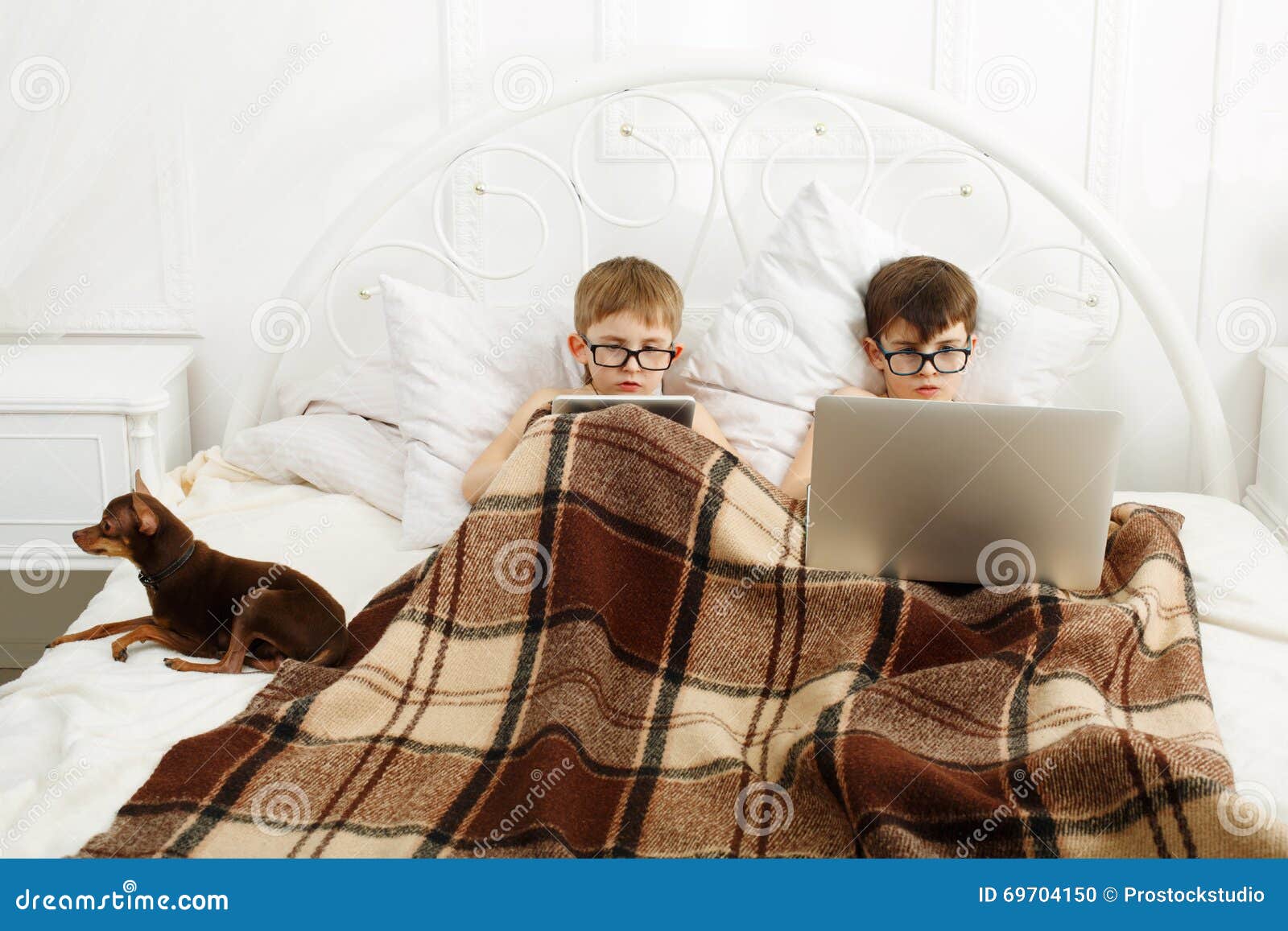 boys play bed