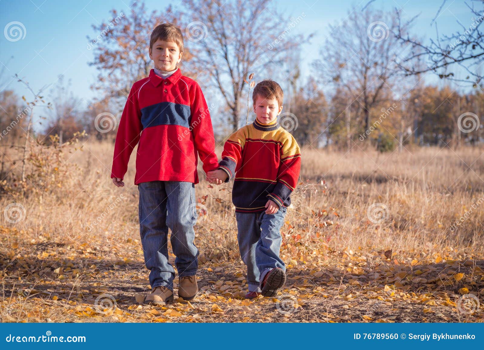Мальчики пошли. Два мальчика идут. Два мальчика гуляют. Фото два мальчика в парке. Два мальчика идут по улице.