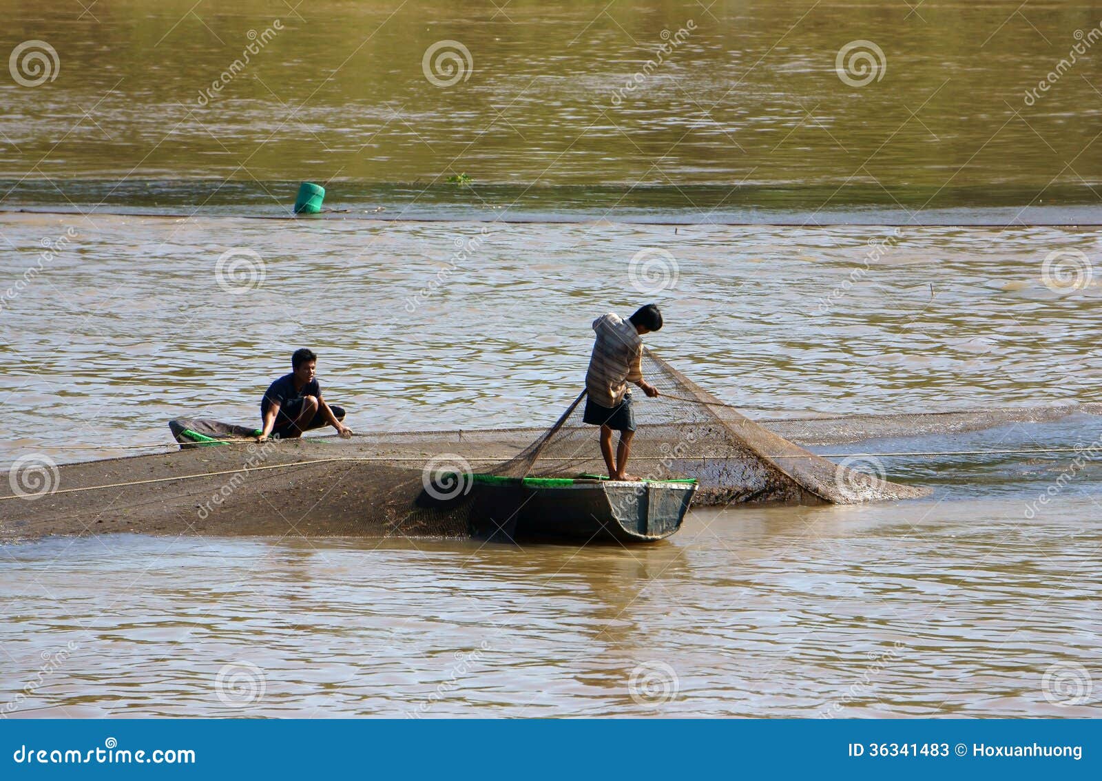 https://thumbs.dreamstime.com/z/two-fisherman-catching-fish-net-dong-thap-viet-nam-nov-do-fishing-river-spread-to-catch-then-pull-beat-36341483.jpg