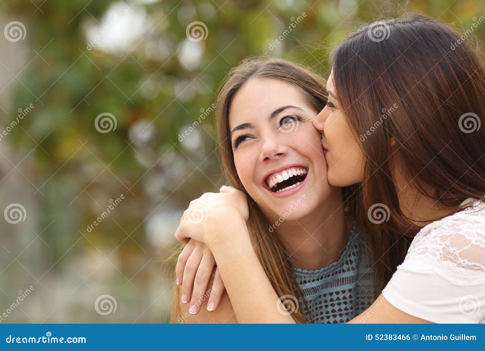 Lesbians Kissing Galleries