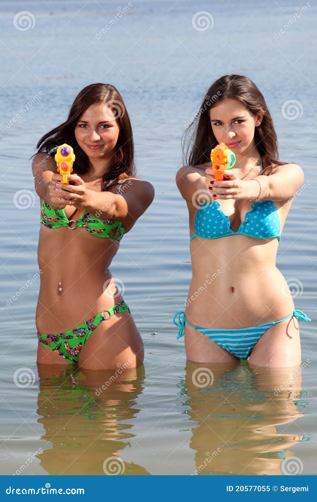 lavendel Gek Somber Two Girls in Bikini Play with a Water Guns Stock Image - Image of leisure,  happy: 20577055